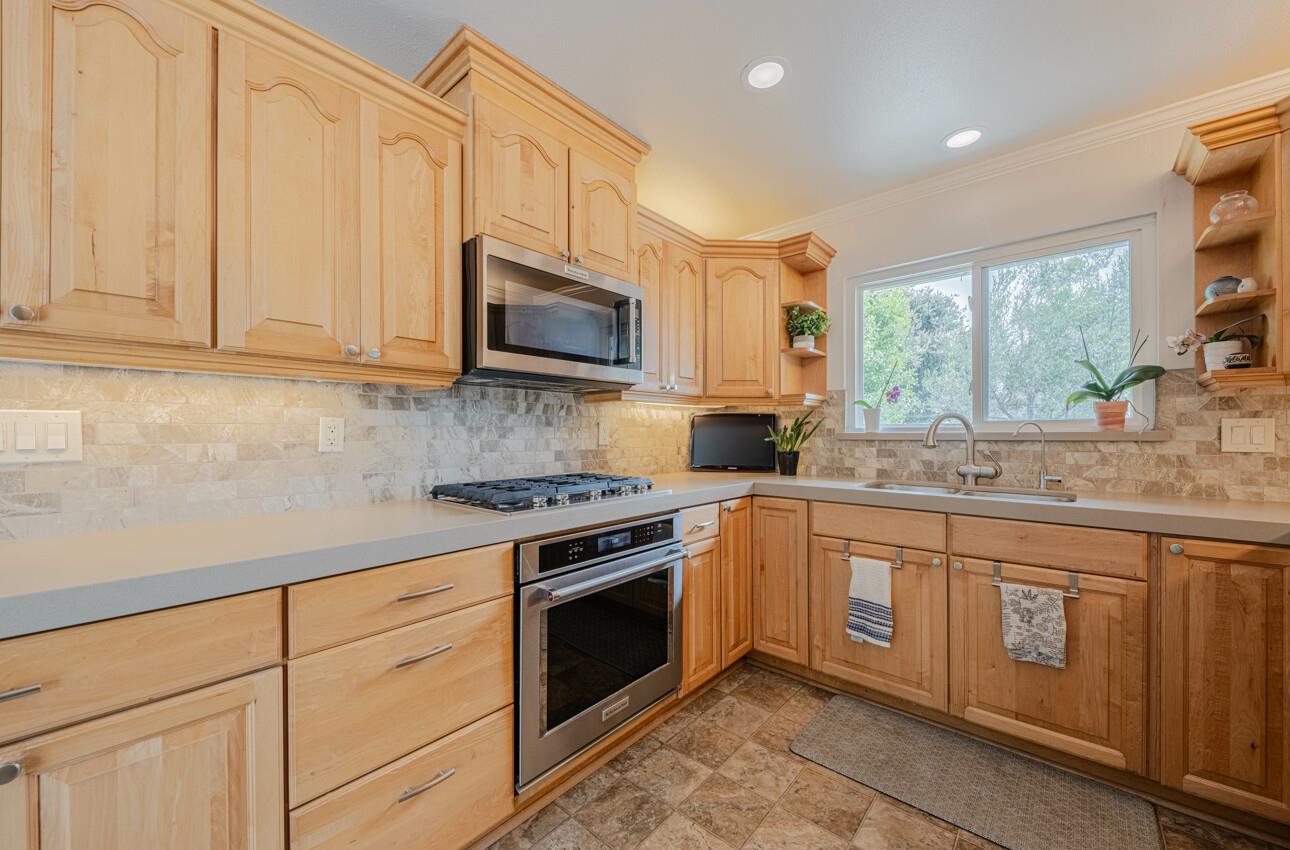 Detail Gallery Image 5 of 14 For 715 via Maria, Salinas,  CA 93901 - 3 Beds | 2 Baths