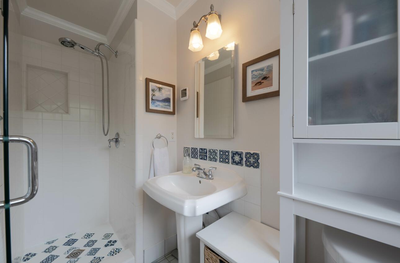 Detail Gallery Image 8 of 14 For 715 via Maria, Salinas,  CA 93901 - 3 Beds | 2 Baths