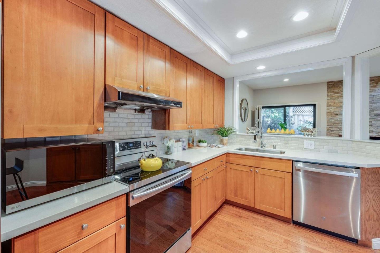 Detail Gallery Image 11 of 29 For 418 Mountain Laurel Ct, Mountain View,  CA 94043 - 2 Beds | 2/1 Baths