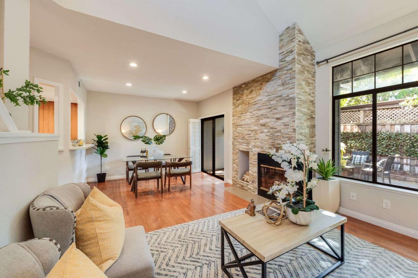 Detail Gallery Image 5 of 29 For 418 Mountain Laurel Ct, Mountain View,  CA 94043 - 2 Beds | 2/1 Baths