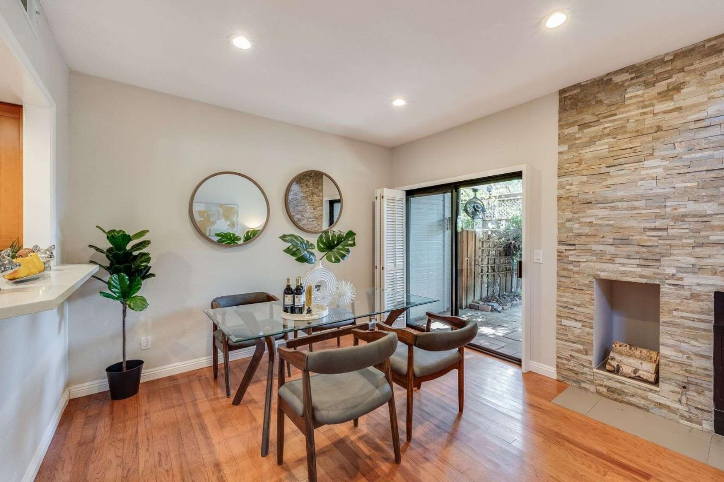 Detail Gallery Image 6 of 29 For 418 Mountain Laurel Ct, Mountain View,  CA 94043 - 2 Beds | 2/1 Baths