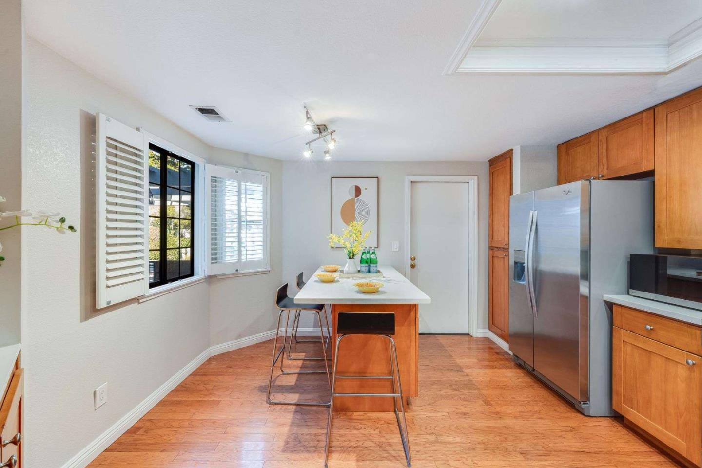 Detail Gallery Image 9 of 29 For 418 Mountain Laurel Ct, Mountain View,  CA 94043 - 2 Beds | 2/1 Baths