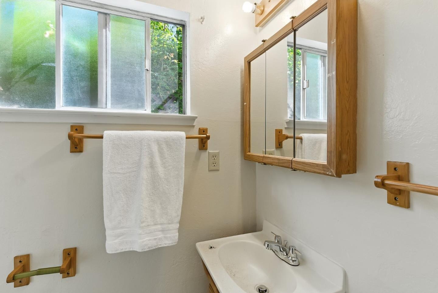 Detail Gallery Image 34 of 35 For 1300 Howard Ave, San Carlos,  CA 94070 - 2 Beds | 1 Baths