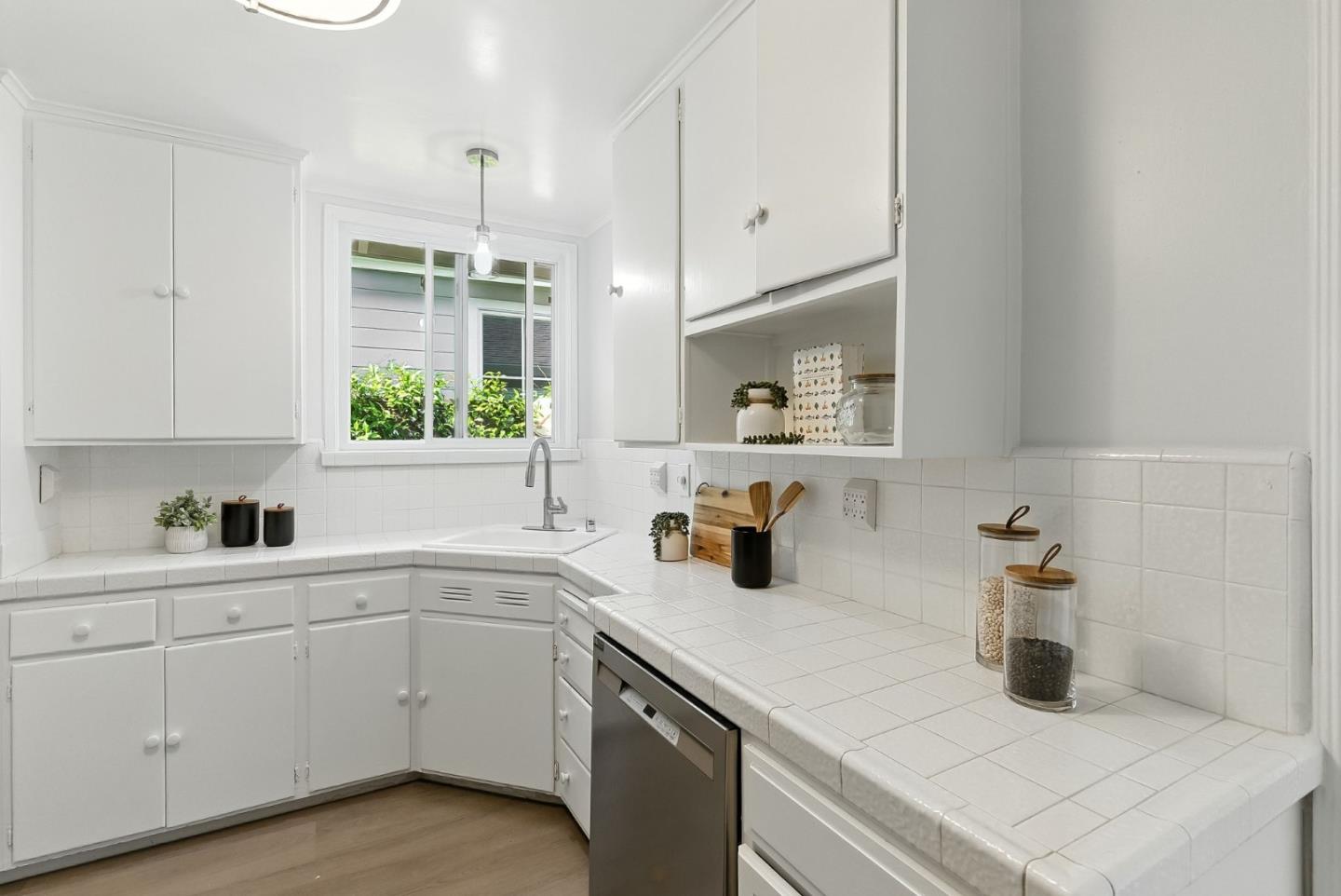 Detail Gallery Image 8 of 35 For 1300 Howard Ave, San Carlos,  CA 94070 - 2 Beds | 1 Baths