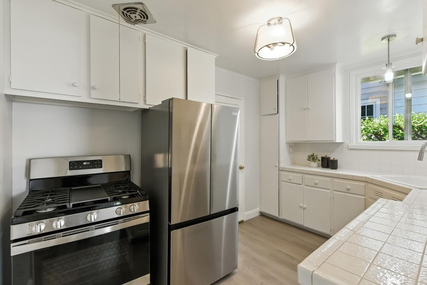 Detail Gallery Image 9 of 35 For 1300 Howard Ave, San Carlos,  CA 94070 - 2 Beds | 1 Baths