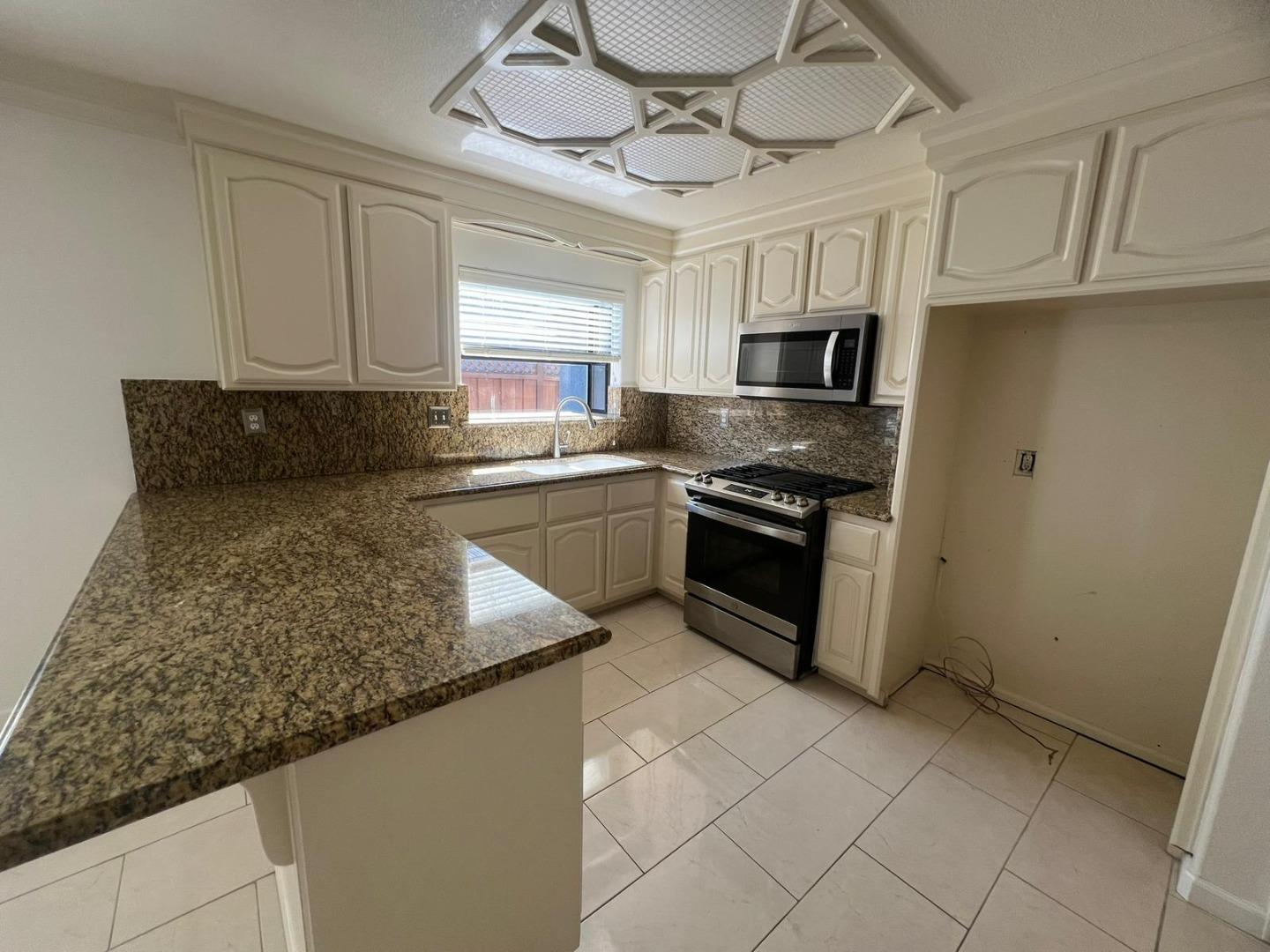Detail Gallery Image 39 of 39 For 2488 Shilshone Cir, San Jose,  CA 95121 - 3 Beds | 2 Baths