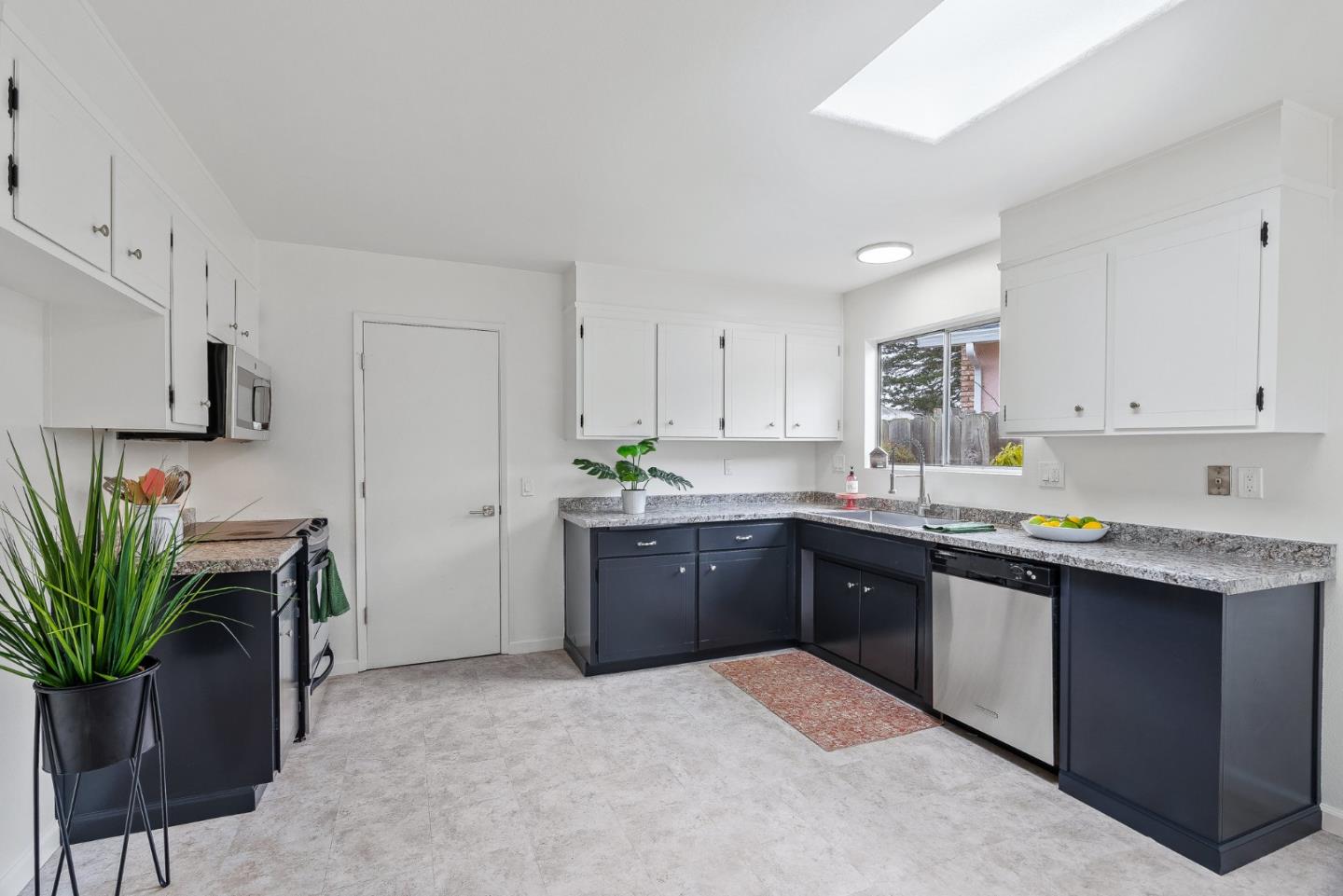 Detail Gallery Image 4 of 38 For 274 Cosky Dr, Marina,  CA 93933 - 3 Beds | 2 Baths