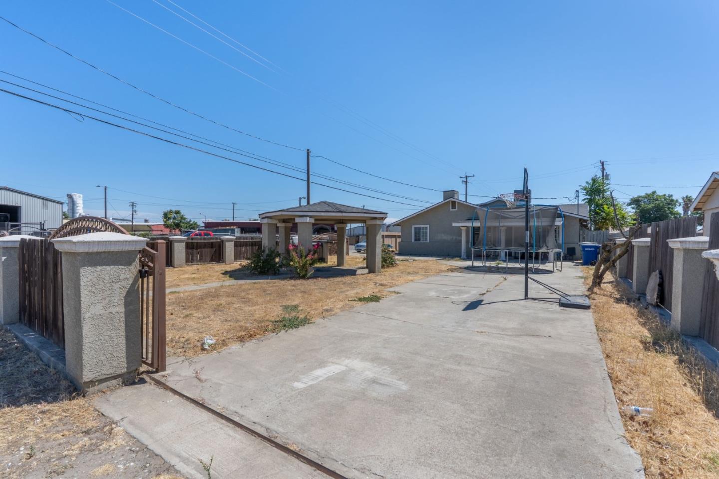 Detail Gallery Image 4 of 25 For 3600 Spruce Ave, Ceres,  CA 95307 - 4 Beds | 2/1 Baths