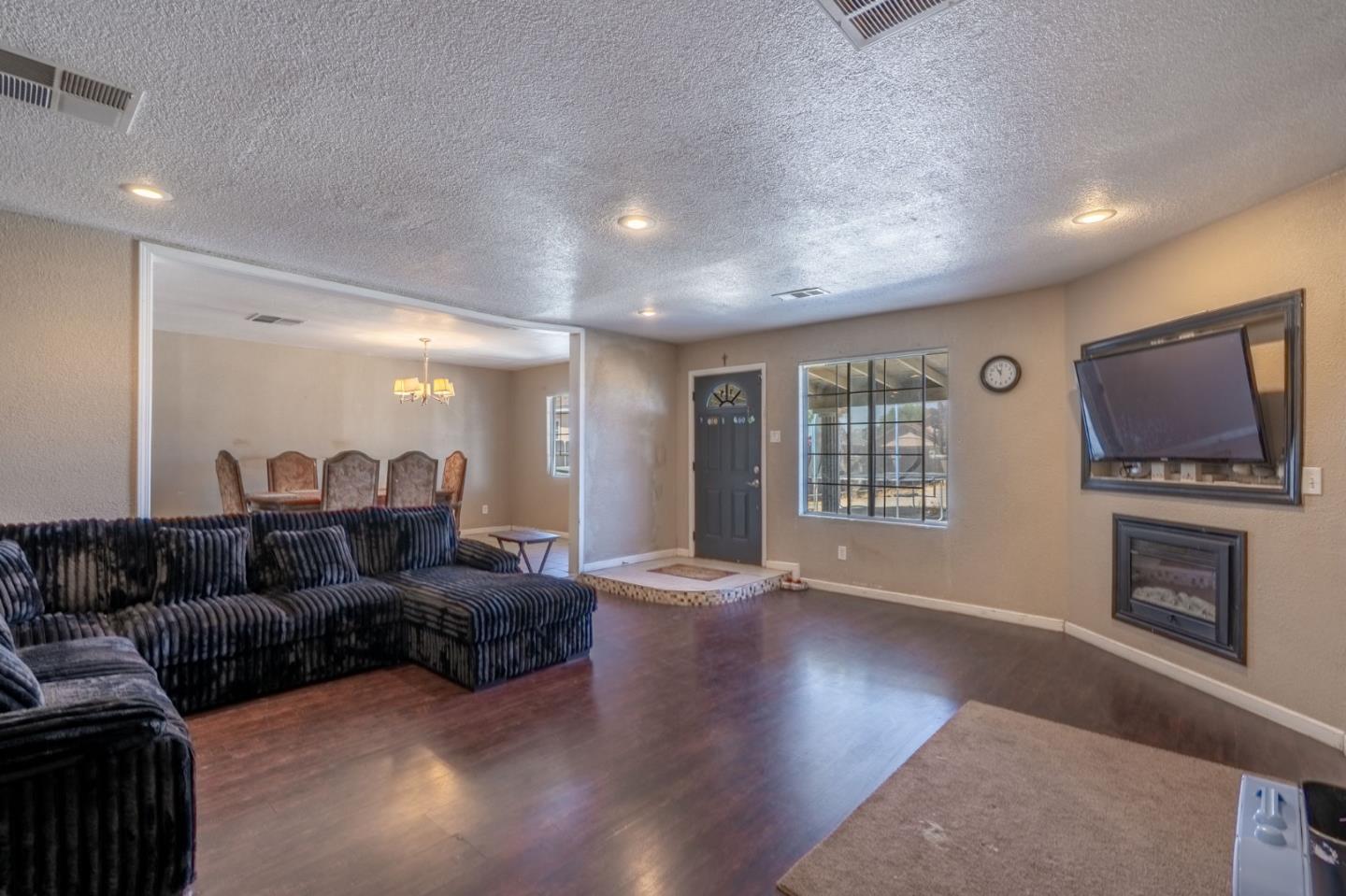 Detail Gallery Image 5 of 25 For 3600 Spruce Ave, Ceres,  CA 95307 - 4 Beds | 2/1 Baths