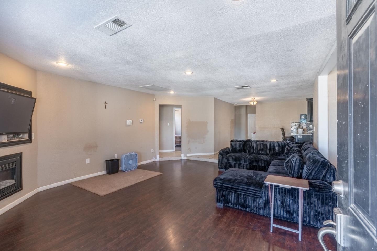 Detail Gallery Image 6 of 25 For 3600 Spruce Ave, Ceres,  CA 95307 - 4 Beds | 2/1 Baths
