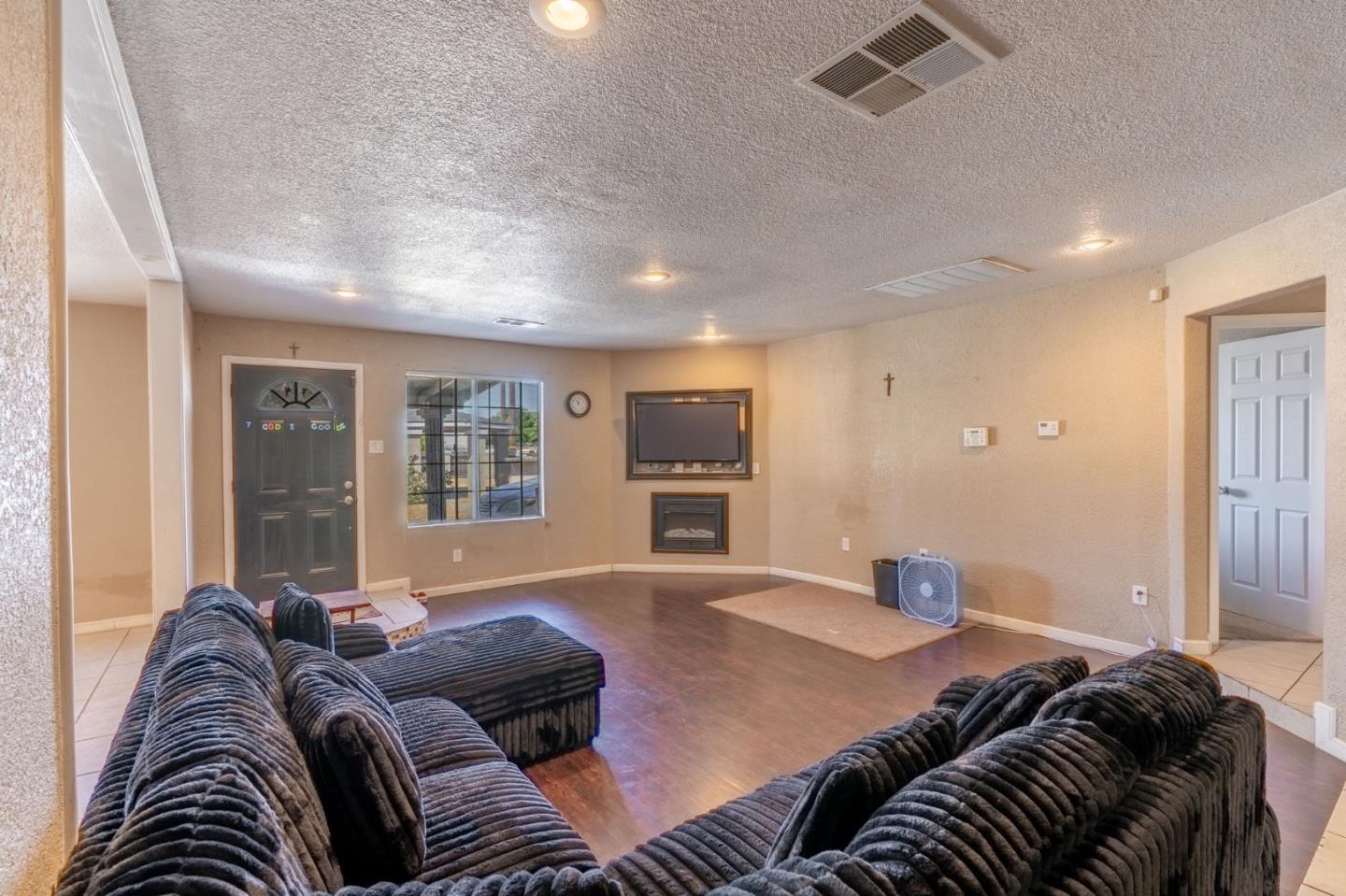 Detail Gallery Image 7 of 25 For 3600 Spruce Ave, Ceres,  CA 95307 - 4 Beds | 2/1 Baths