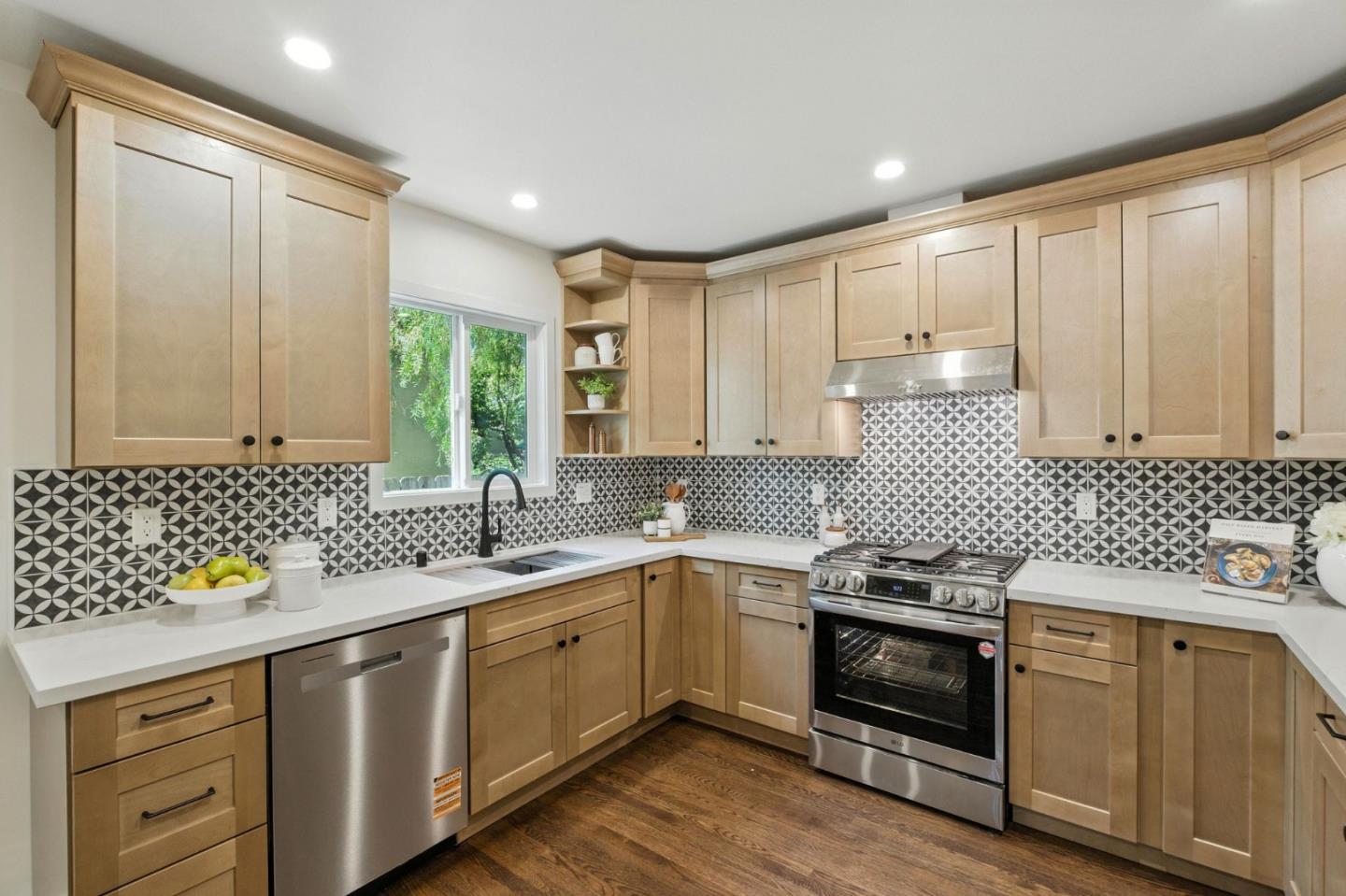 Detail Gallery Image 16 of 41 For 1165 Clinton St, Redwood City,  CA 94061 - 3 Beds | 2 Baths