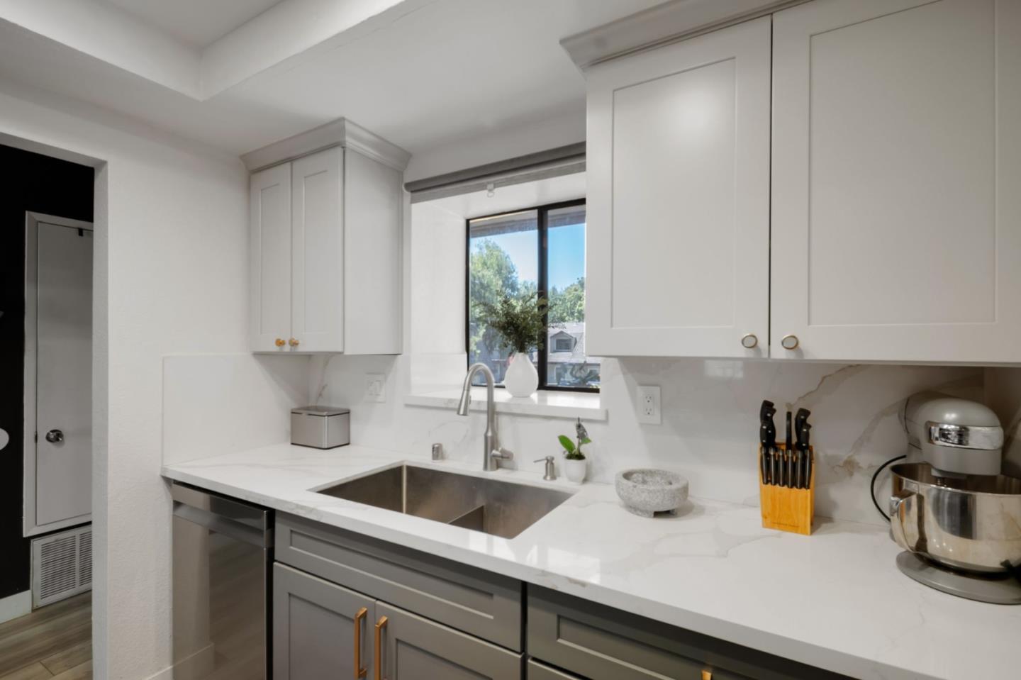 Detail Gallery Image 4 of 31 For 3054 Shadow Springs Pl, San Jose,  CA 95121 - 2 Beds | 1 Baths