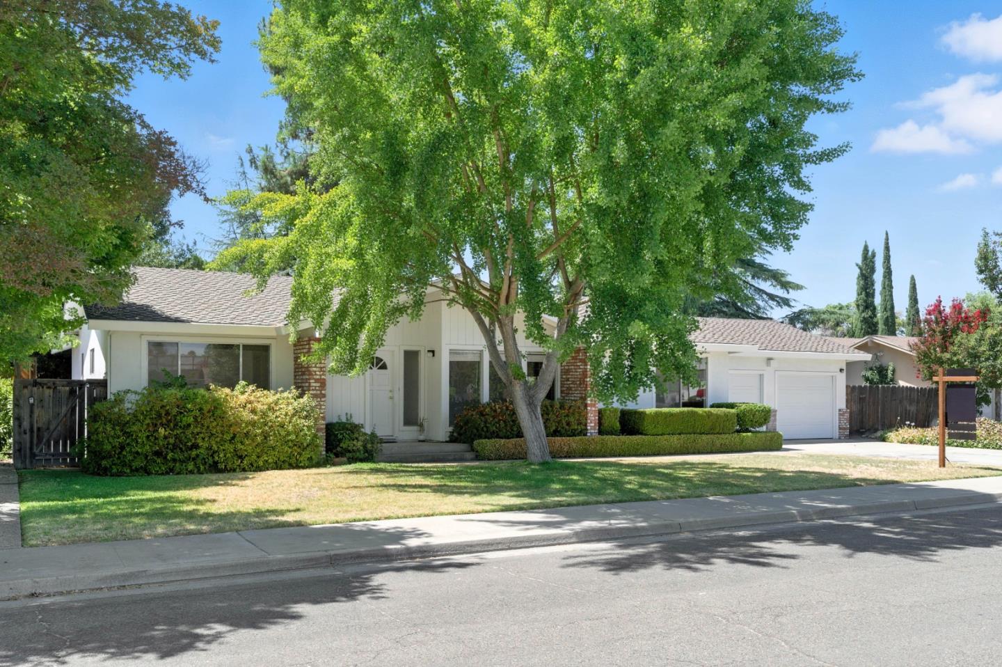 Detail Gallery Image 3 of 49 For 2201 Carleton Dr, Turlock,  CA 95382 - 3 Beds | 2 Baths
