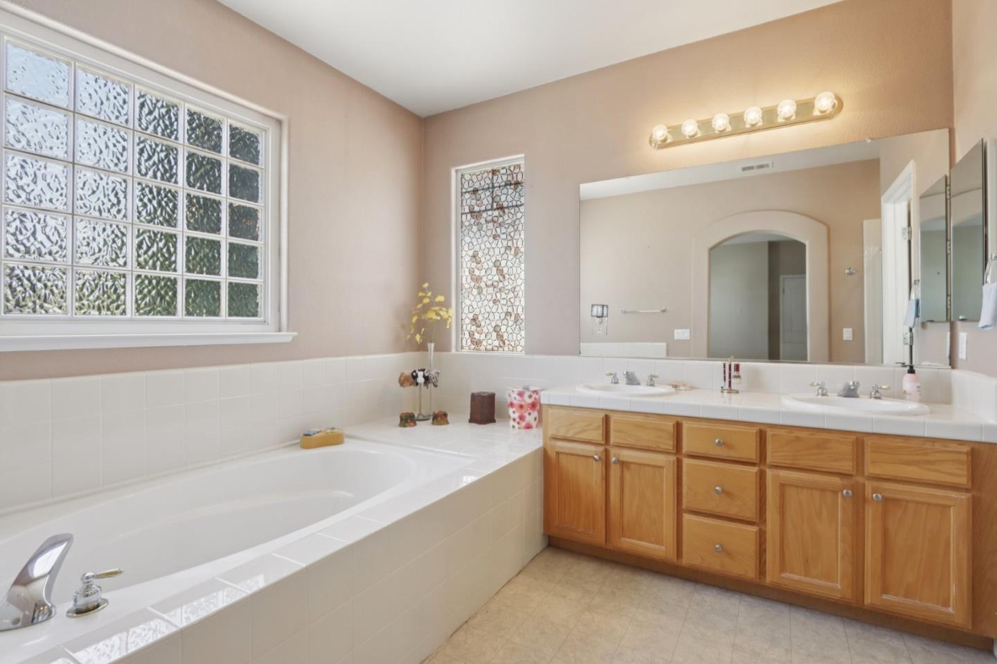 Detail Gallery Image 18 of 33 For 540 Lavender Way, Hollister,  CA 95023 - 4 Beds | 2/1 Baths