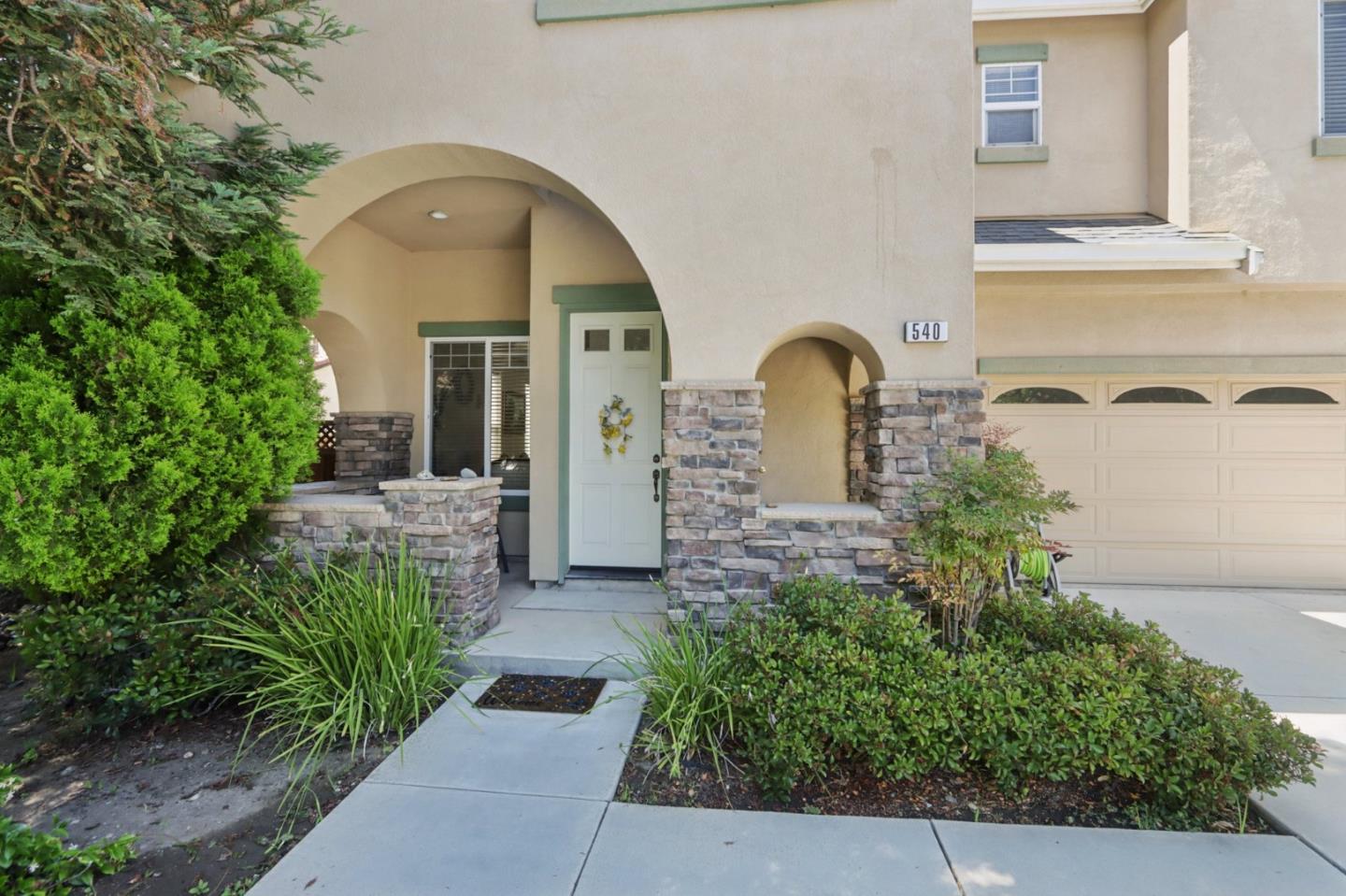 Detail Gallery Image 2 of 33 For 540 Lavender Way, Hollister,  CA 95023 - 4 Beds | 2/1 Baths
