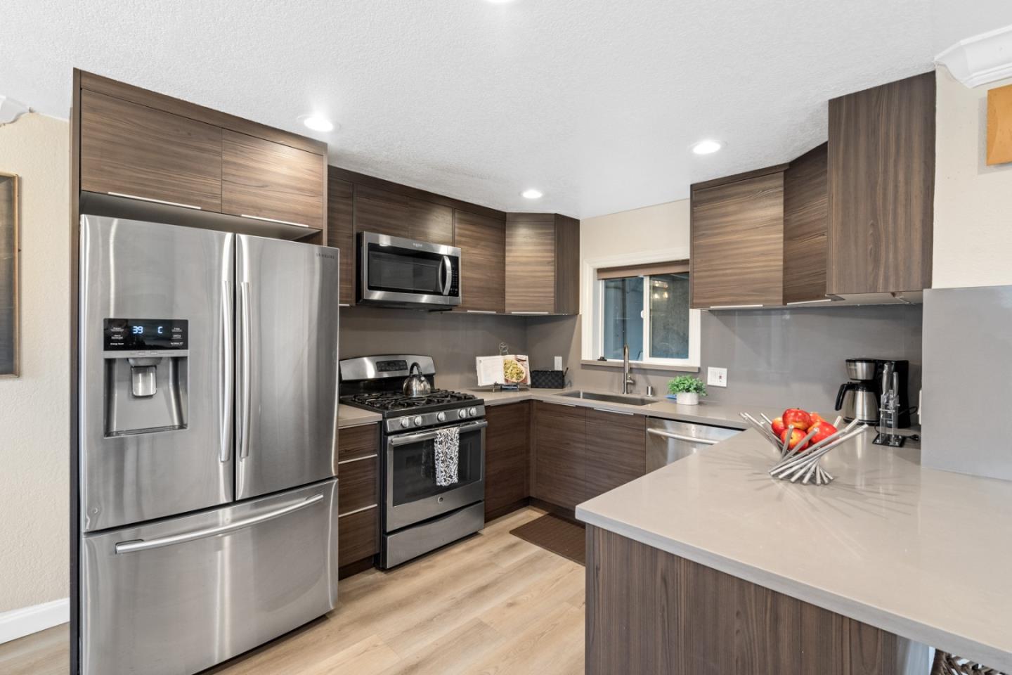 Detail Gallery Image 12 of 70 For 301 Channing Way, Pacifica,  CA 94044 - 4 Beds | 4/1 Baths