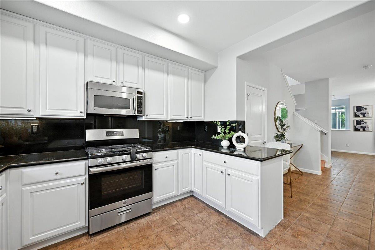 Detail Gallery Image 12 of 35 For 917 Alegre Pl, San Jose,  CA 95126 - 3 Beds | 3/1 Baths