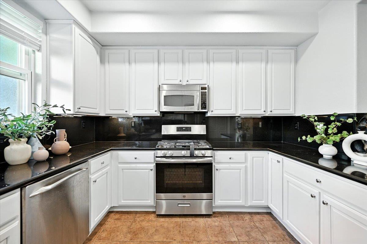 Detail Gallery Image 13 of 35 For 917 Alegre Pl, San Jose,  CA 95126 - 3 Beds | 3/1 Baths