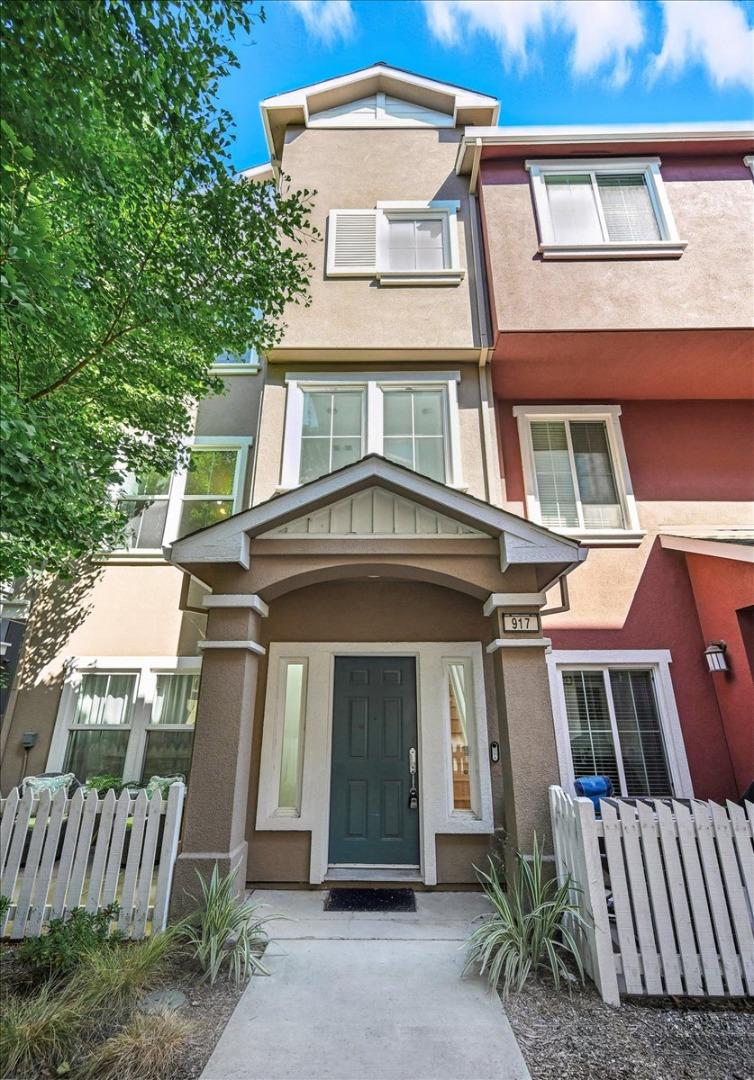 Detail Gallery Image 2 of 35 For 917 Alegre Pl, San Jose,  CA 95126 - 3 Beds | 3/1 Baths