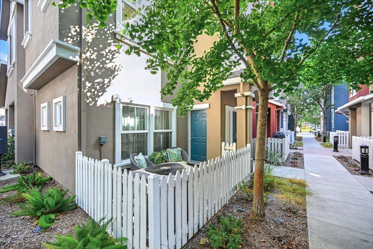 Detail Gallery Image 3 of 35 For 917 Alegre Pl, San Jose,  CA 95126 - 3 Beds | 3/1 Baths