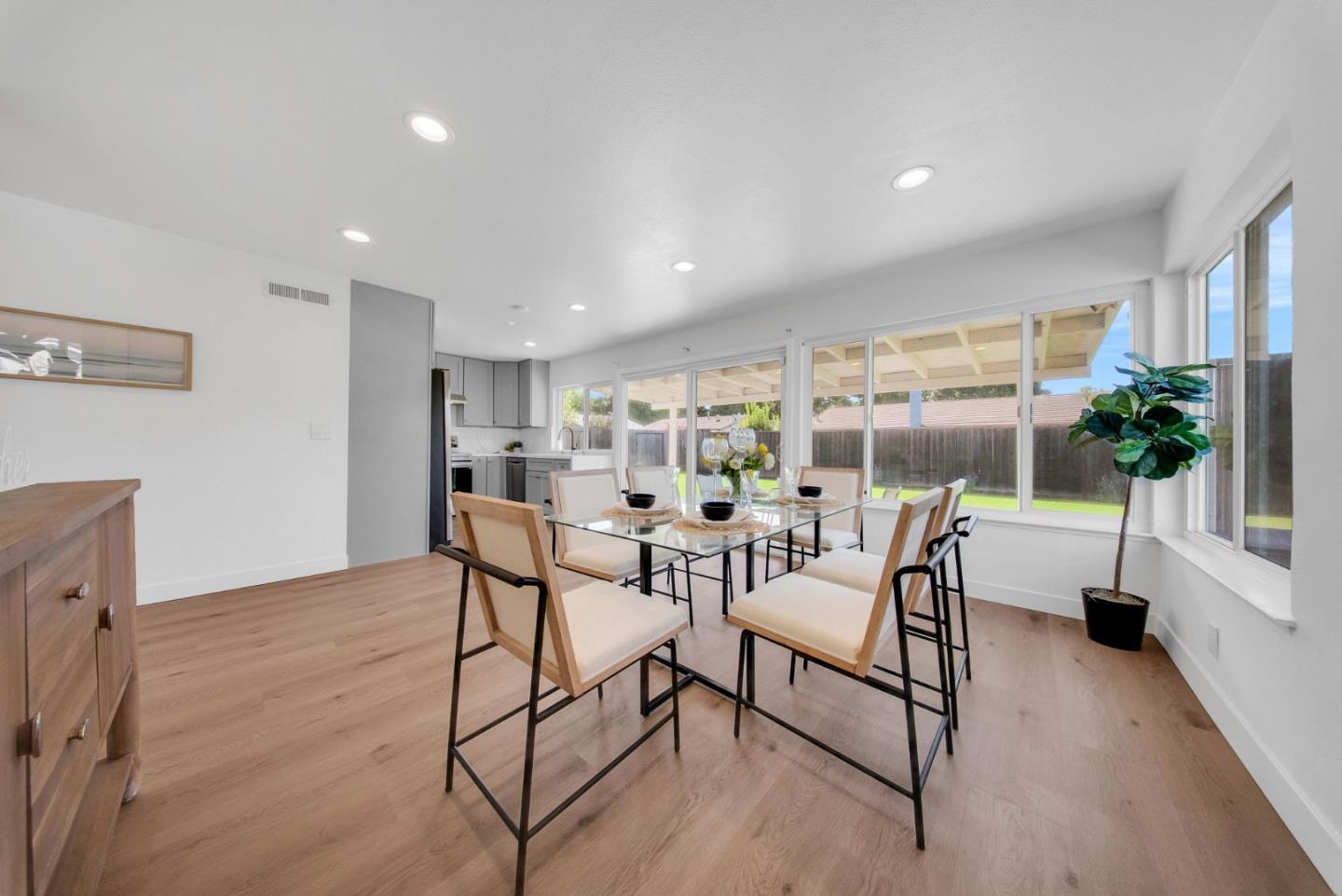 Detail Gallery Image 10 of 37 For 227 Martinvale Ln, San Jose,  CA 95119 - 4 Beds | 2 Baths