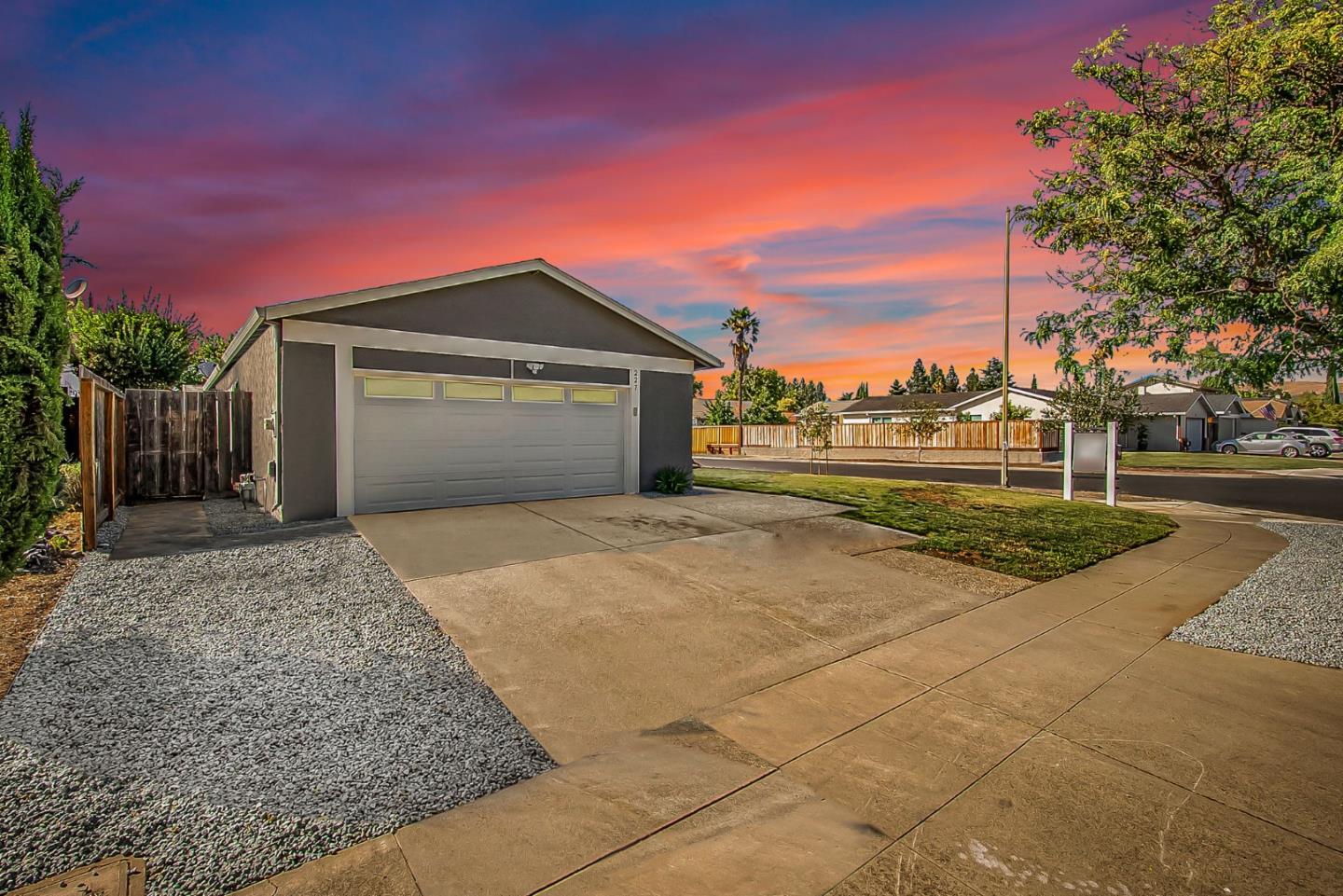 Detail Gallery Image 3 of 37 For 227 Martinvale Ln, San Jose,  CA 95119 - 4 Beds | 2 Baths