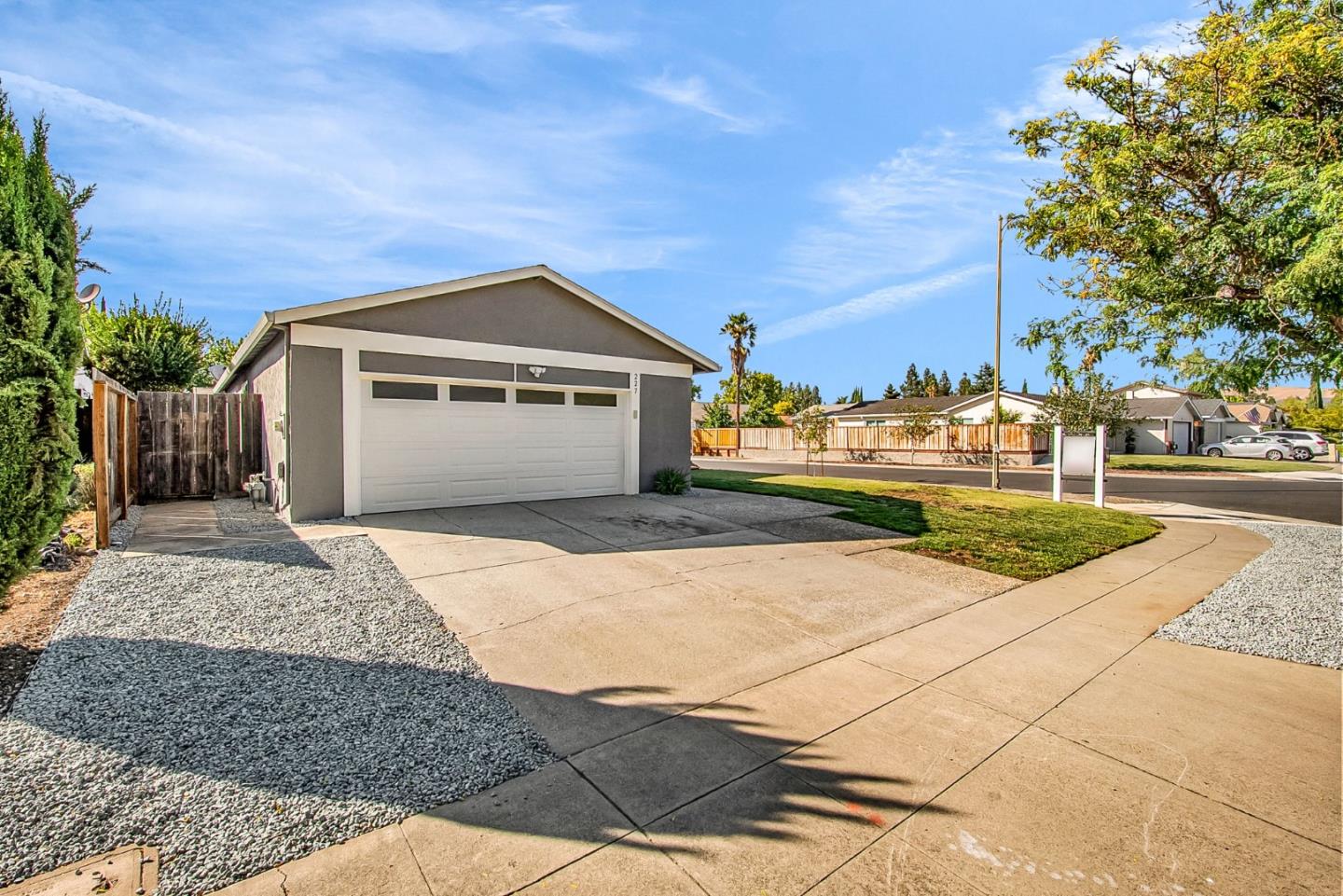 Detail Gallery Image 4 of 37 For 227 Martinvale Ln, San Jose,  CA 95119 - 4 Beds | 2 Baths
