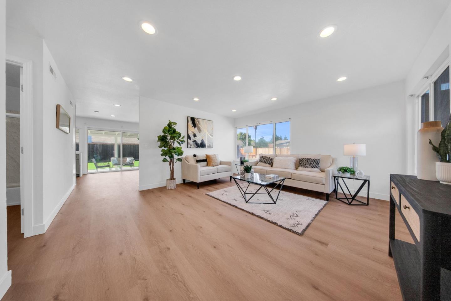 Detail Gallery Image 5 of 37 For 227 Martinvale Ln, San Jose,  CA 95119 - 4 Beds | 2 Baths