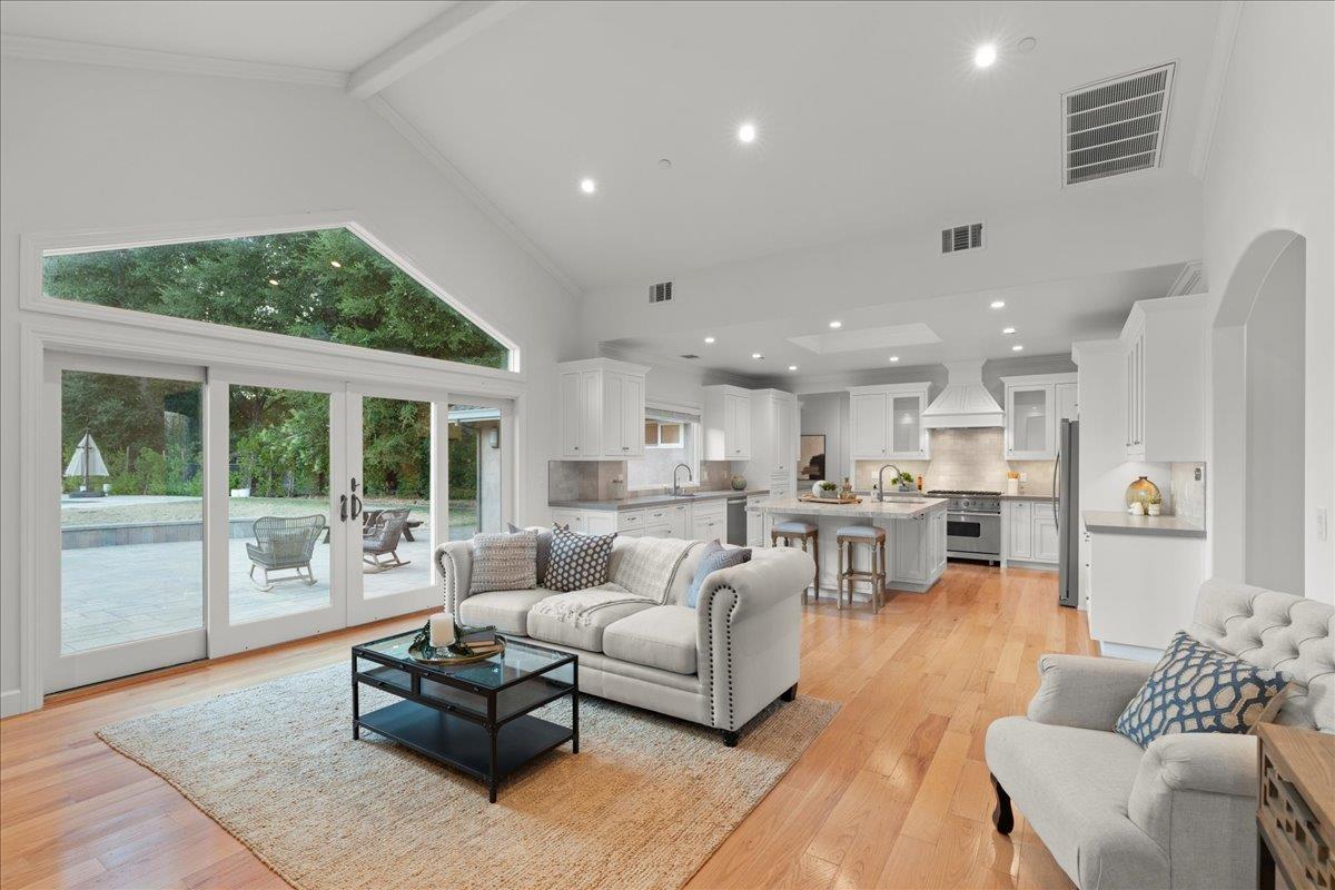 Detail Gallery Image 10 of 57 For 15211 Becky Ln, Monte Sereno,  CA 95030 - 5 Beds | 4/1 Baths