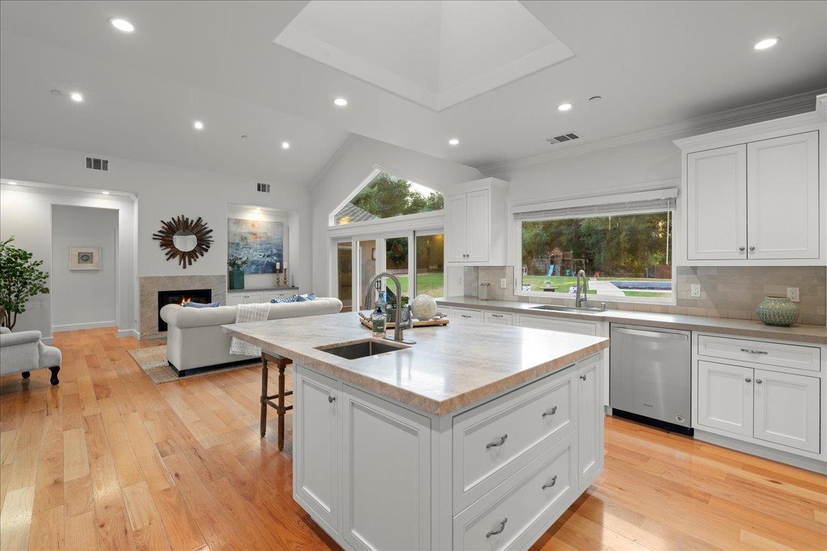 Detail Gallery Image 15 of 57 For 15211 Becky Ln, Monte Sereno,  CA 95030 - 5 Beds | 4/1 Baths