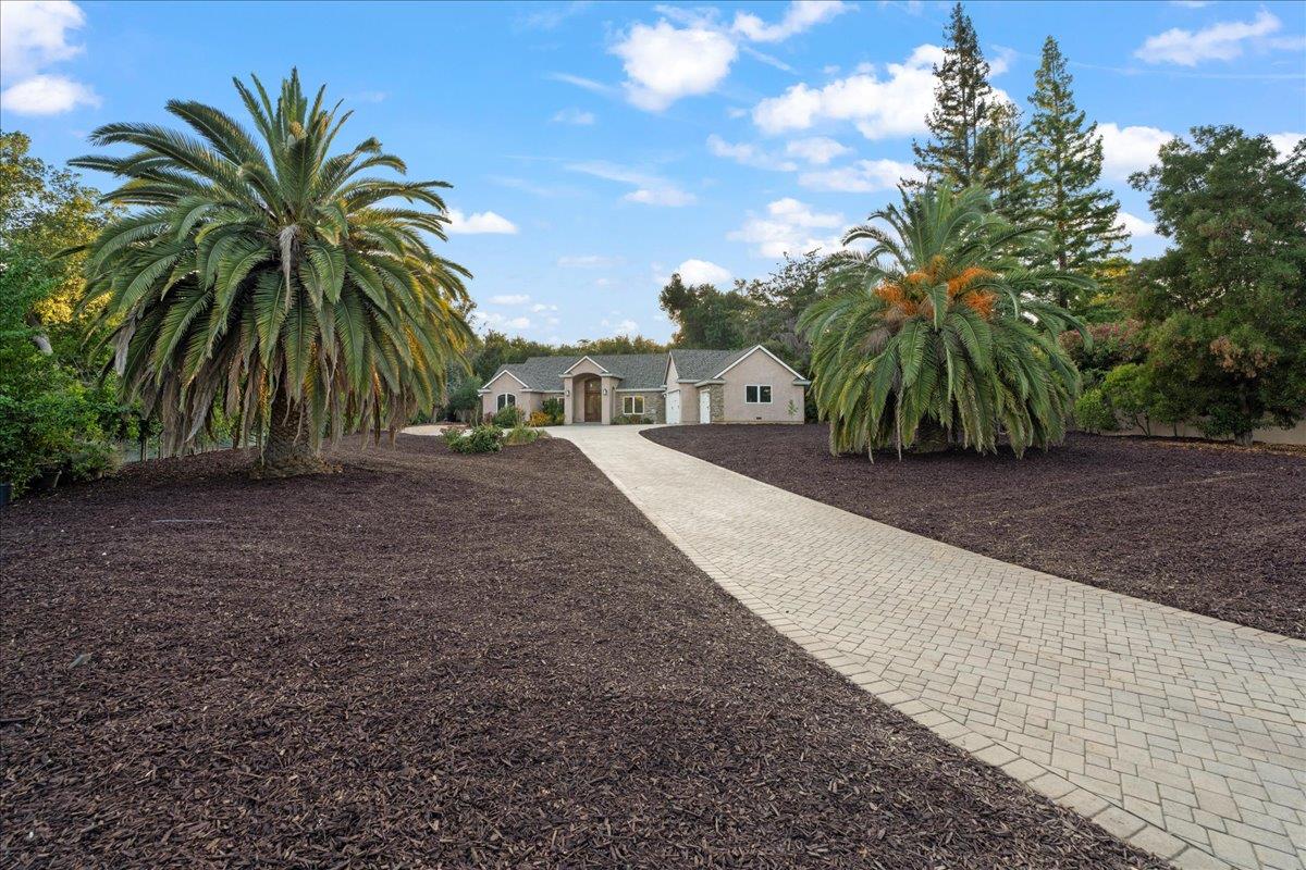 Detail Gallery Image 3 of 57 For 15211 Becky Ln, Monte Sereno,  CA 95030 - 5 Beds | 4/1 Baths
