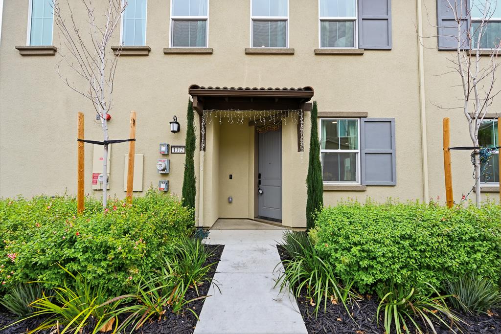 Detail Gallery Image 4 of 74 For 1372 S Melville Ln, Tracy,  CA 95391 - 4 Beds | 3 Baths