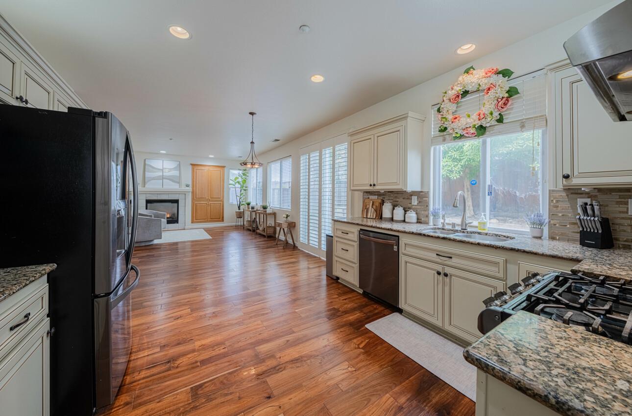Detail Gallery Image 11 of 44 For 1818 Lancashire Dr, Salinas,  CA 93906 - 5 Beds | 3 Baths