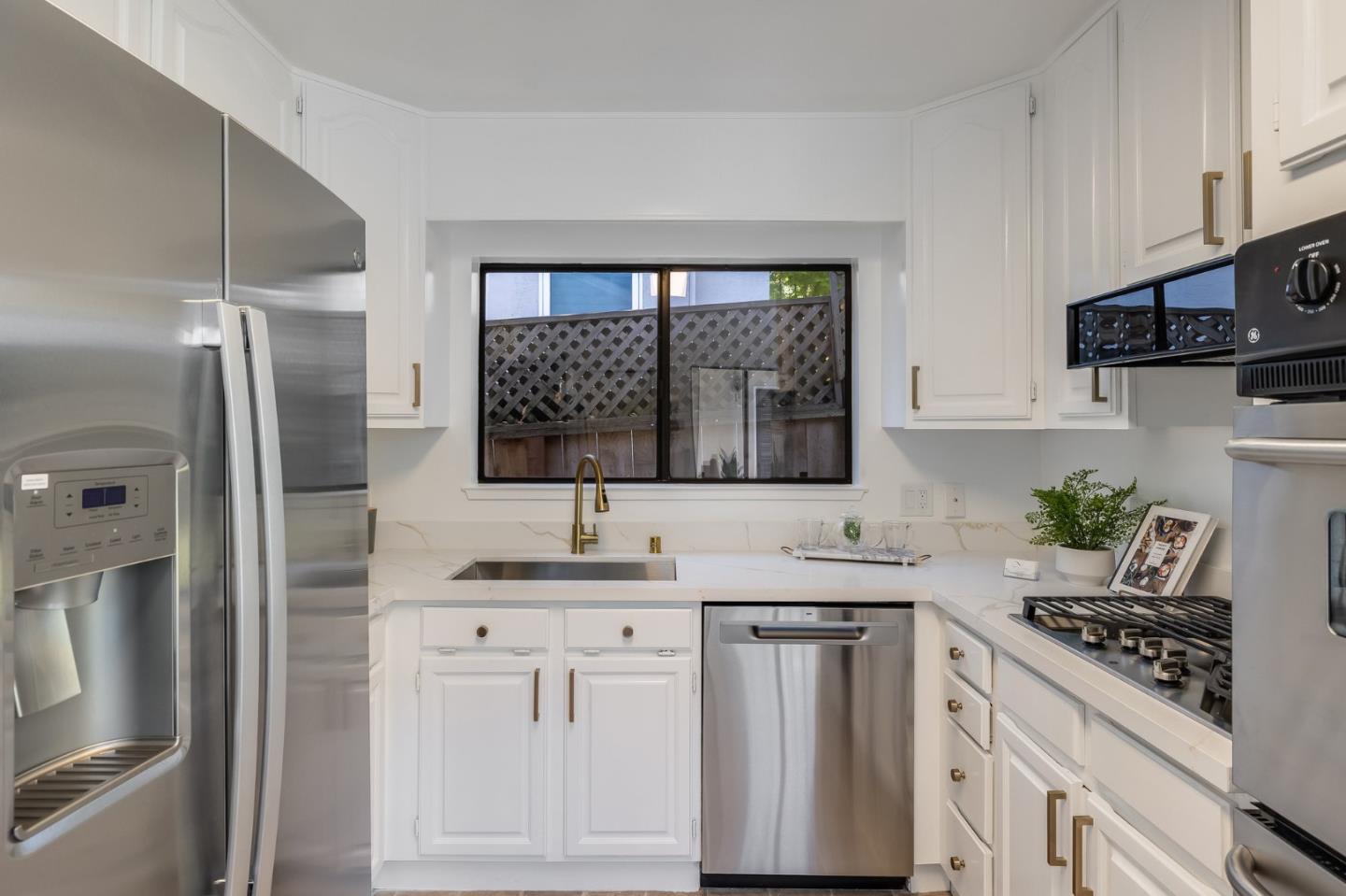 Detail Gallery Image 8 of 27 For 1224 Tilia St, San Mateo,  CA 94402 - 3 Beds | 2 Baths