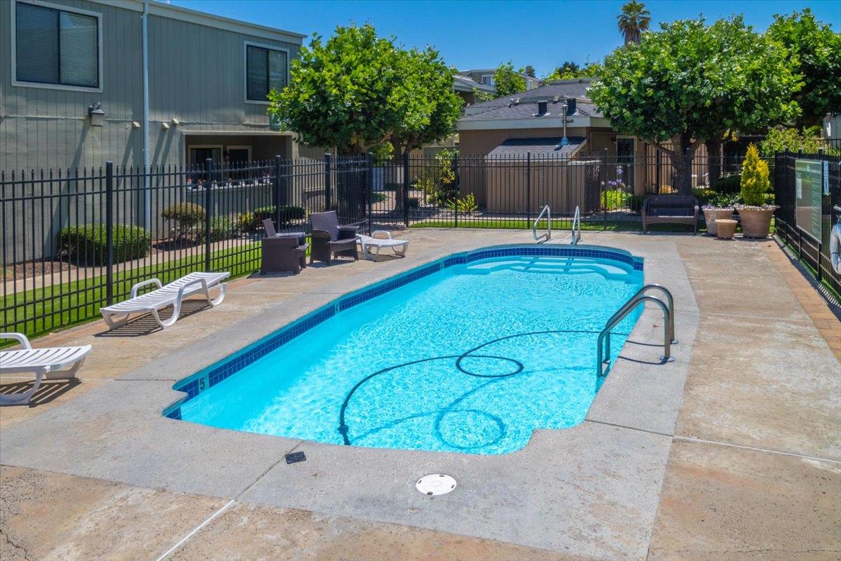 Detail Gallery Image 4 of 17 For 820 Casanova Ave #33,  Monterey,  CA 93940 - 1 Beds | 1 Baths