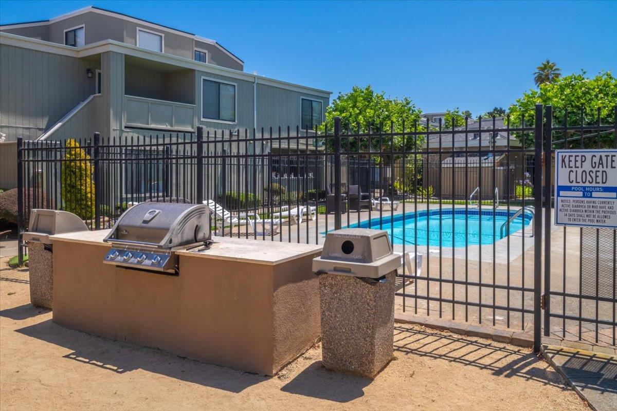 Detail Gallery Image 5 of 17 For 820 Casanova Ave #33,  Monterey,  CA 93940 - 1 Beds | 1 Baths