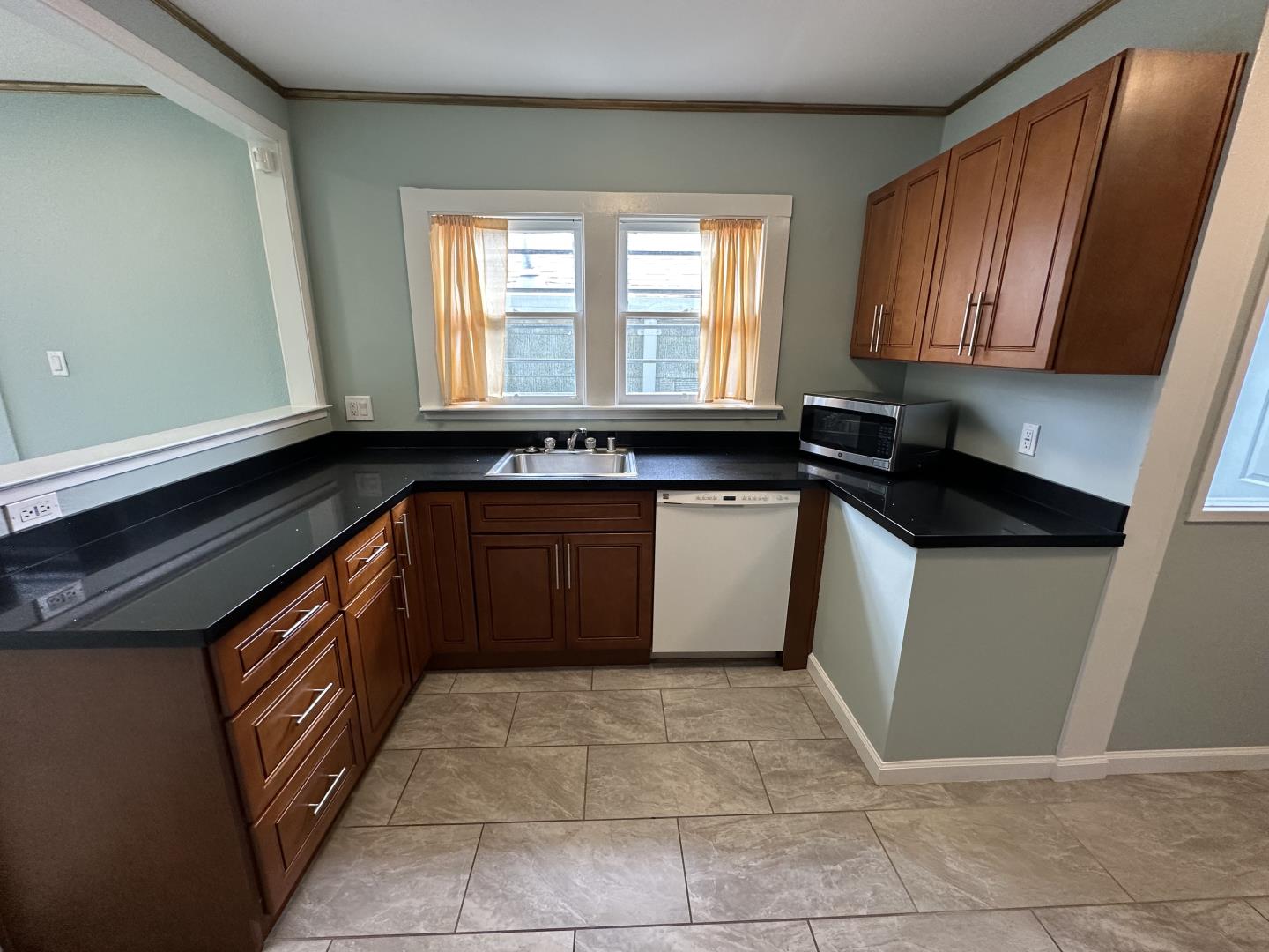 Detail Gallery Image 6 of 20 For 111 Chapman Ave, South San Francisco,  CA 94080 - 3 Beds | 2 Baths