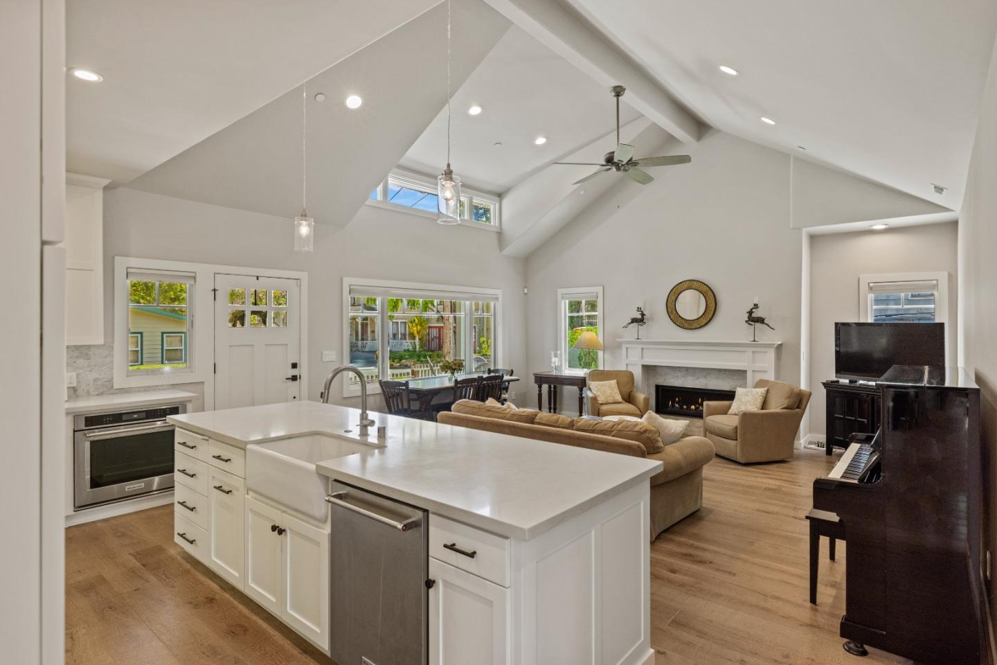 Detail Gallery Image 4 of 29 For 222 Wood St, Pacific Grove,  CA 93950 - 2 Beds | 2 Baths