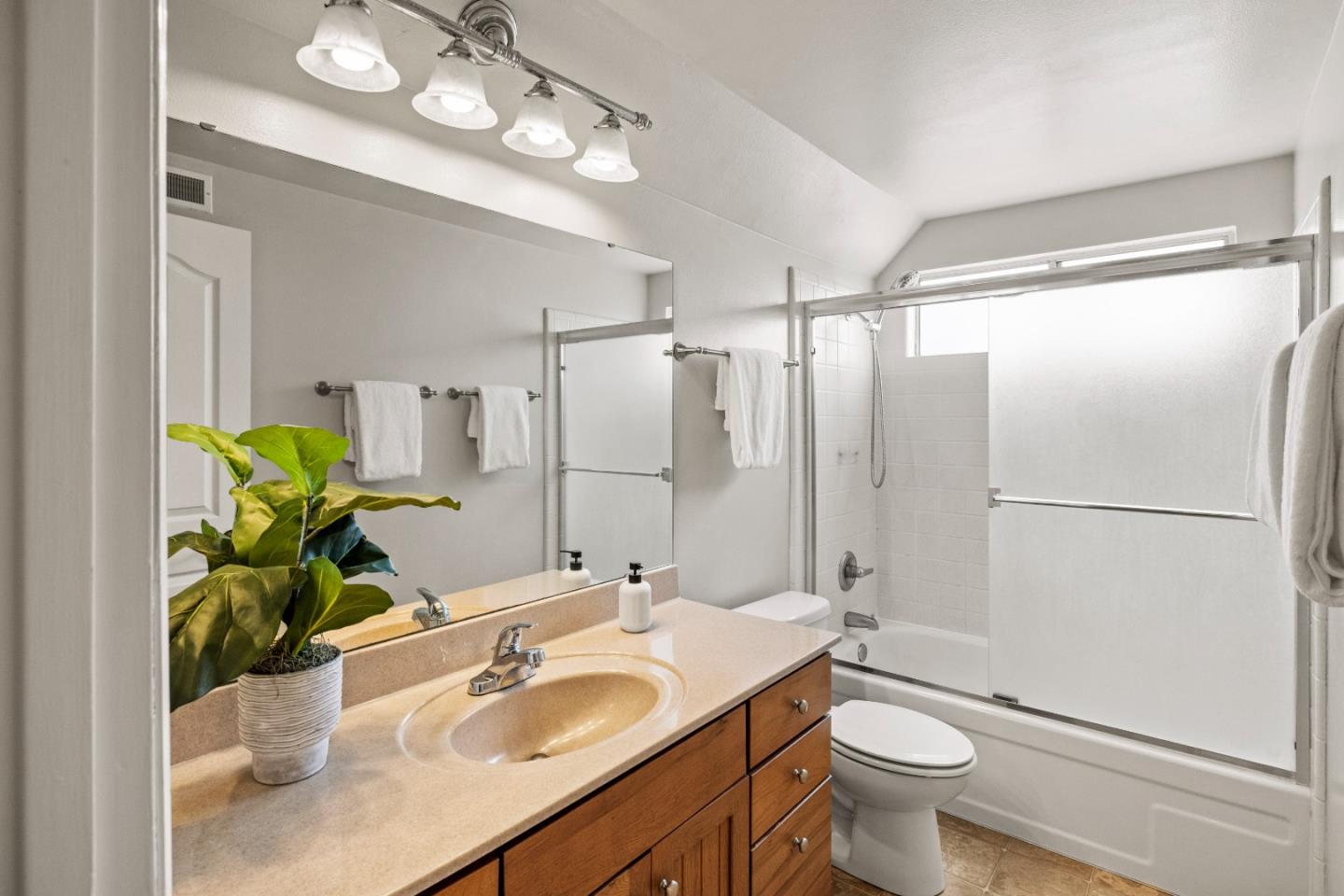 Detail Gallery Image 22 of 25 For 22820 Bravo Pl, Salinas,  CA 93908 - 4 Beds | 3 Baths