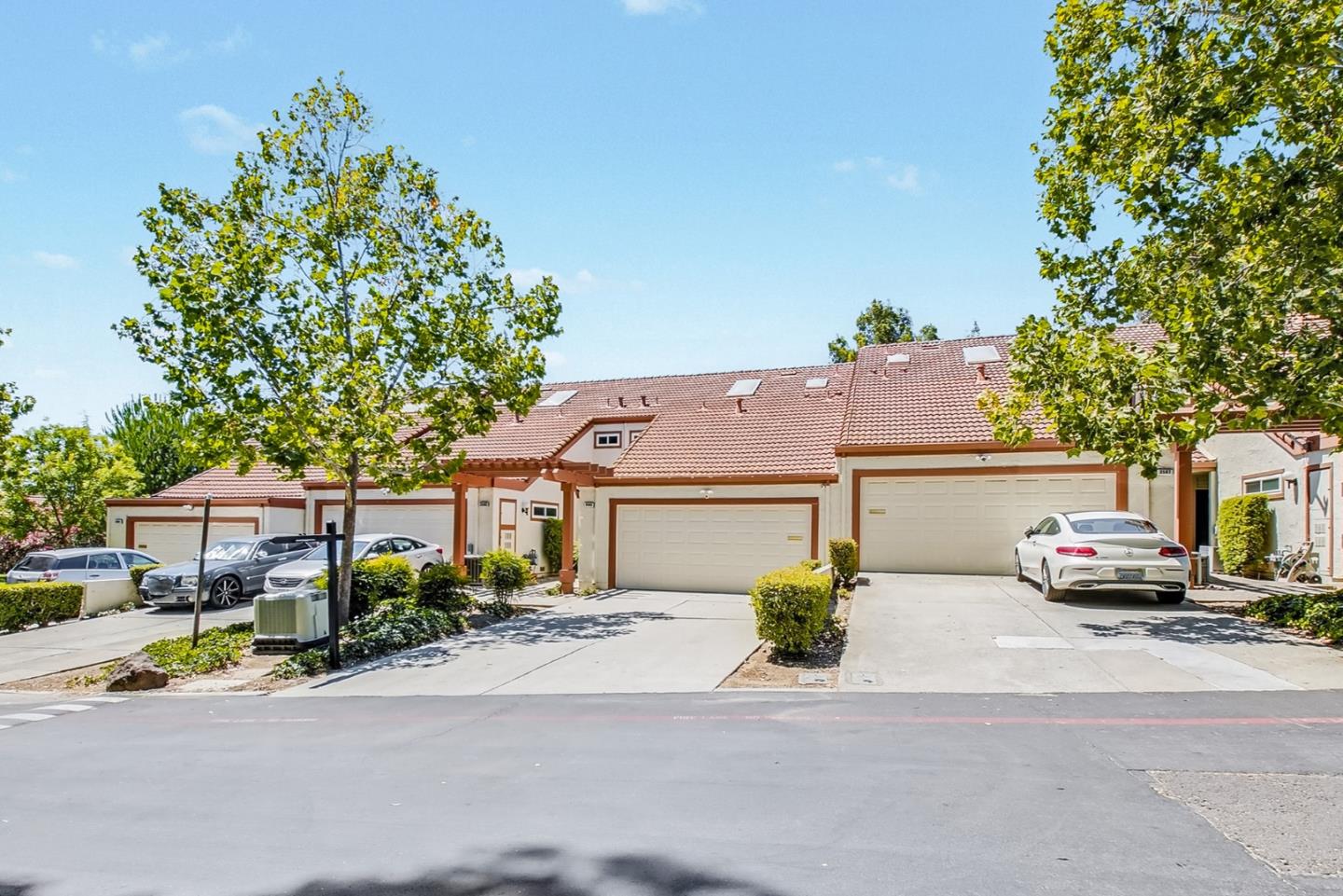 Detail Gallery Image 3 of 66 For 3585 Flint Creek Dr, San Jose,  CA 95148 - 2 Beds | 2/1 Baths