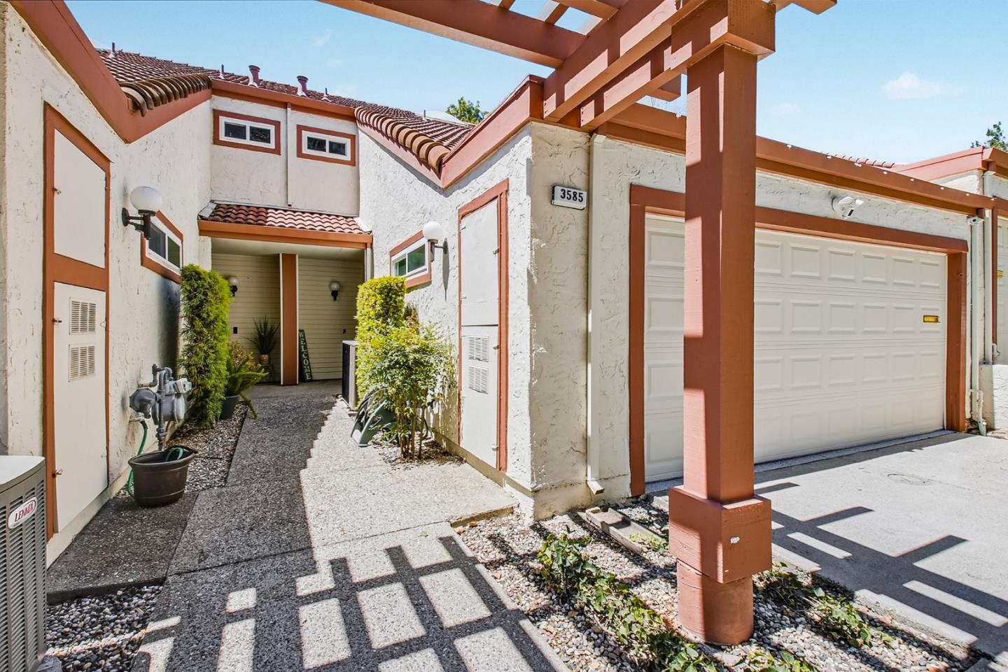 Detail Gallery Image 4 of 66 For 3585 Flint Creek Dr, San Jose,  CA 95148 - 2 Beds | 2/1 Baths