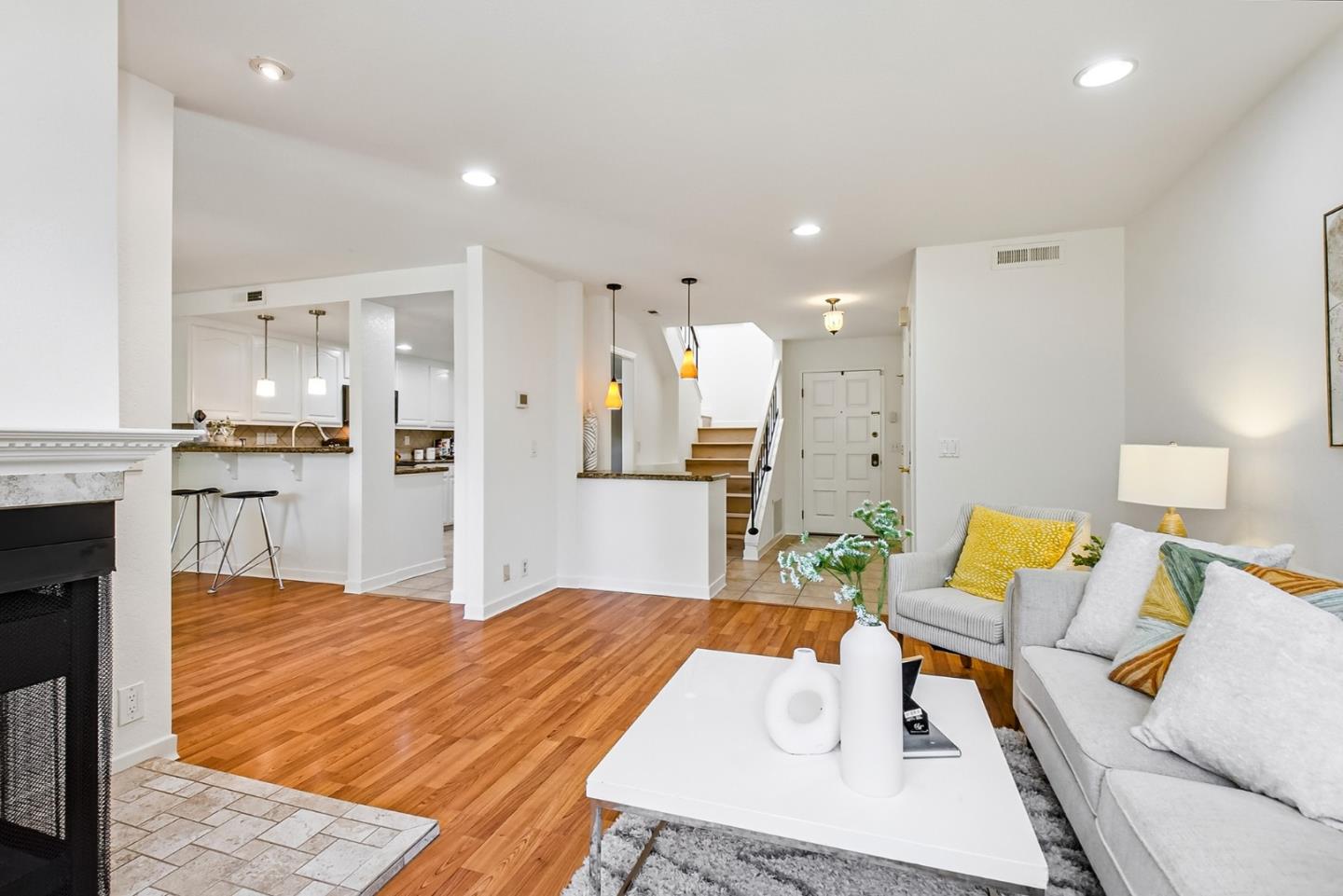 Detail Gallery Image 8 of 66 For 3585 Flint Creek Dr, San Jose,  CA 95148 - 2 Beds | 2/1 Baths