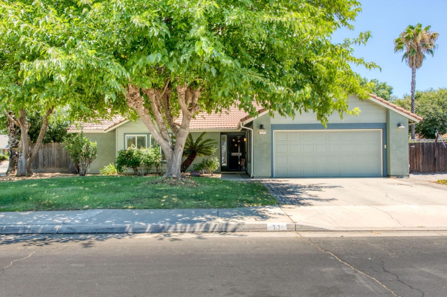 Detail Gallery Image 1 of 33 For 11 Magnolia Ave, Clovis,  CA 93611 - 4 Beds | 2 Baths