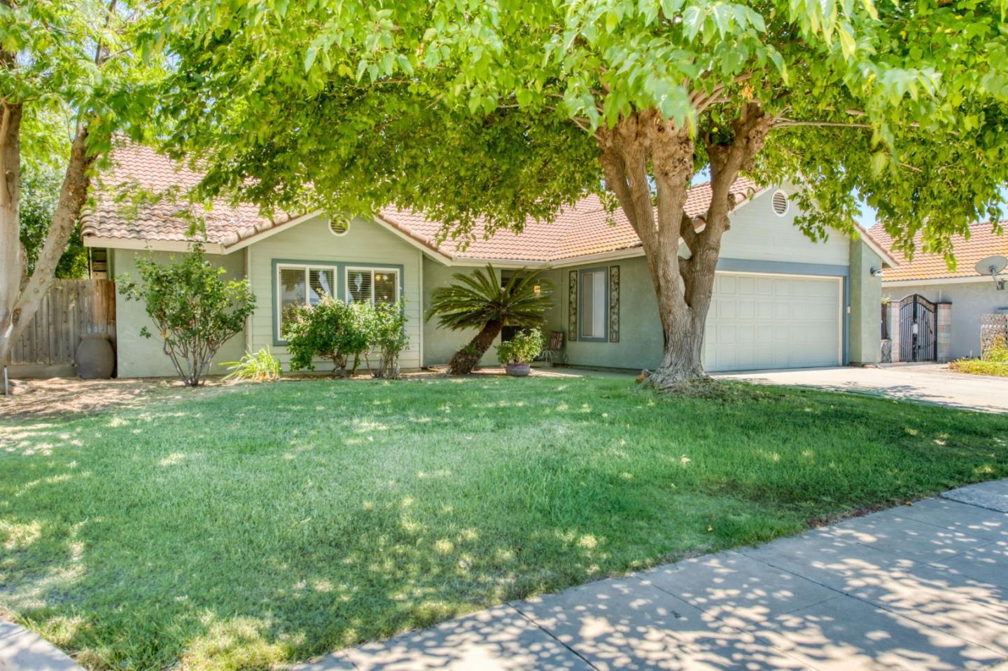 Detail Gallery Image 2 of 33 For 11 Magnolia Ave, Clovis,  CA 93611 - 4 Beds | 2 Baths