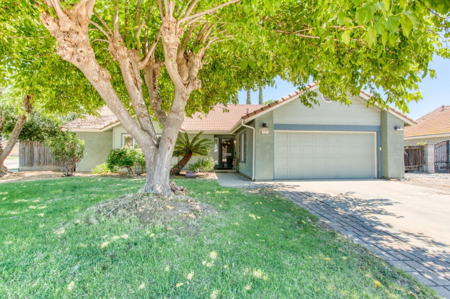Detail Gallery Image 3 of 33 For 11 Magnolia Ave, Clovis,  CA 93611 - 4 Beds | 2 Baths