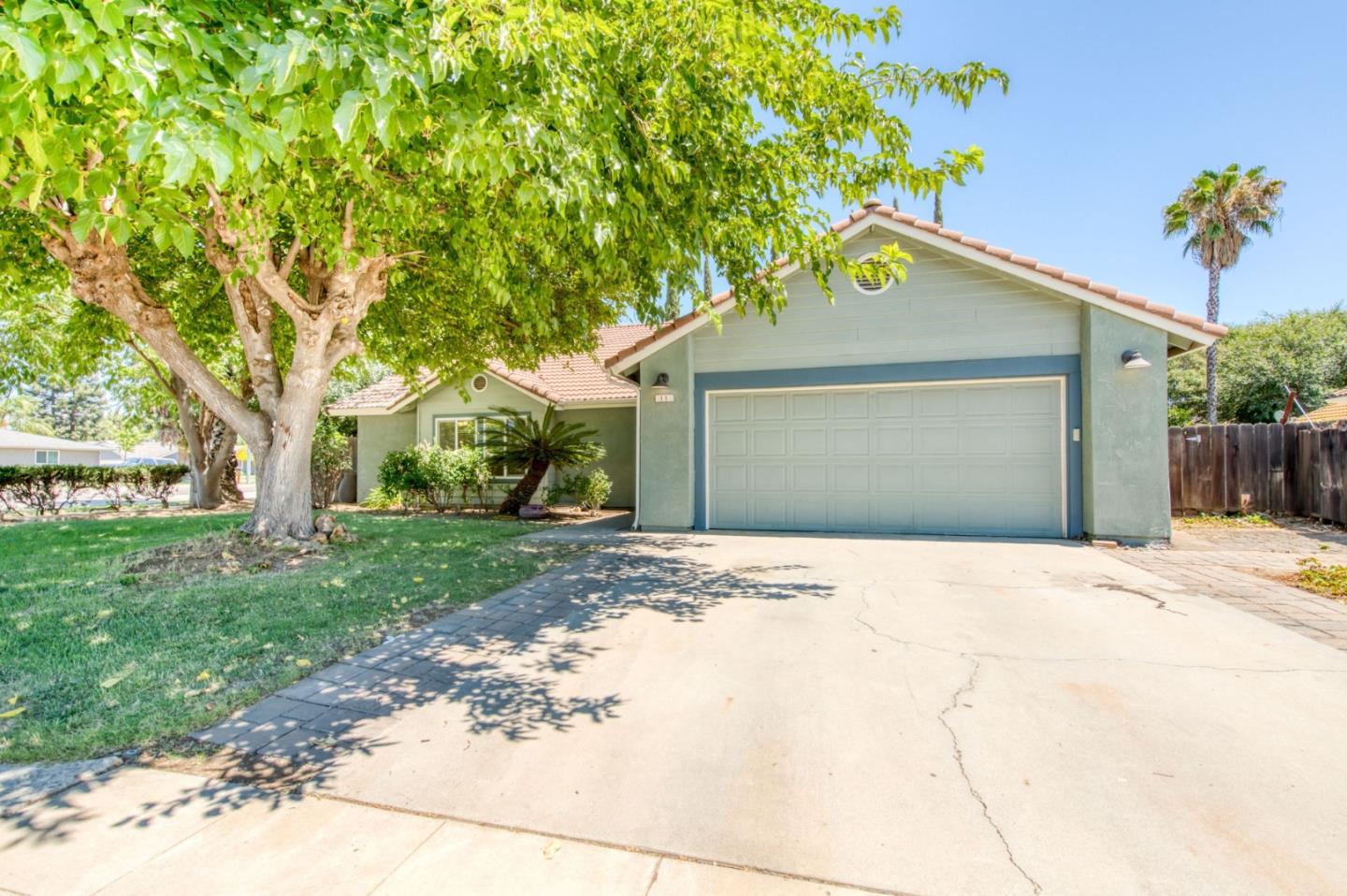 Detail Gallery Image 4 of 33 For 11 Magnolia Ave, Clovis,  CA 93611 - 4 Beds | 2 Baths