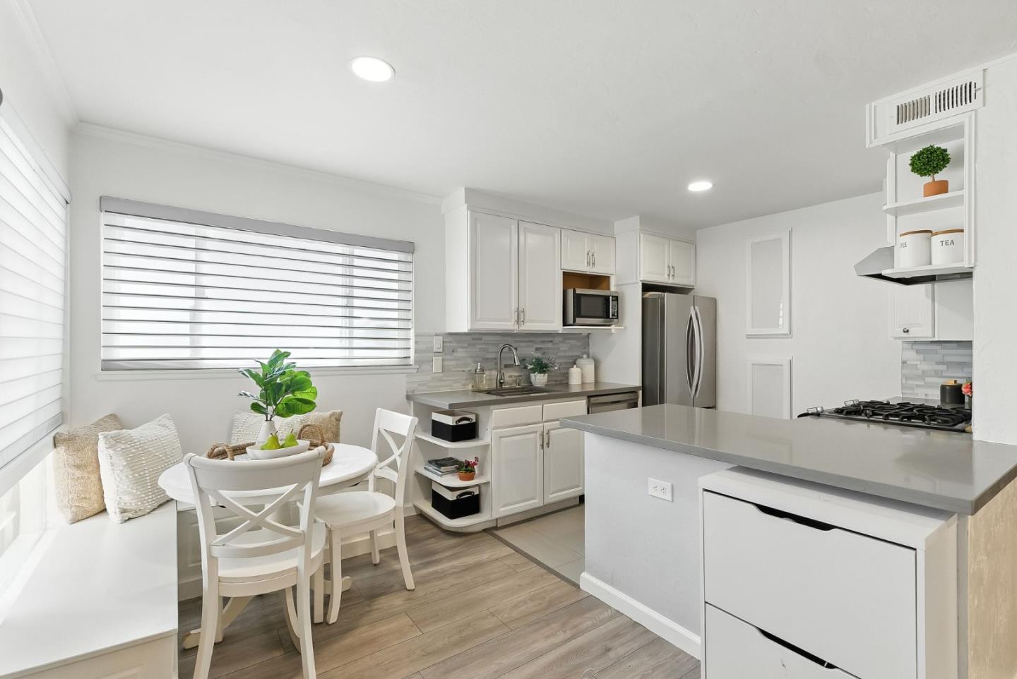 Detail Gallery Image 4 of 40 For 3015 Los Prados St #109,  San Mateo,  CA 94403 - 2 Beds | 2 Baths