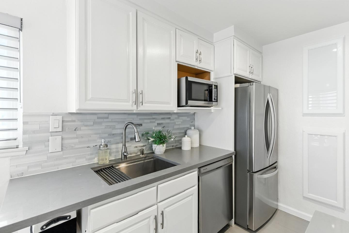 Detail Gallery Image 7 of 40 For 3015 Los Prados St #109,  San Mateo,  CA 94403 - 2 Beds | 2 Baths