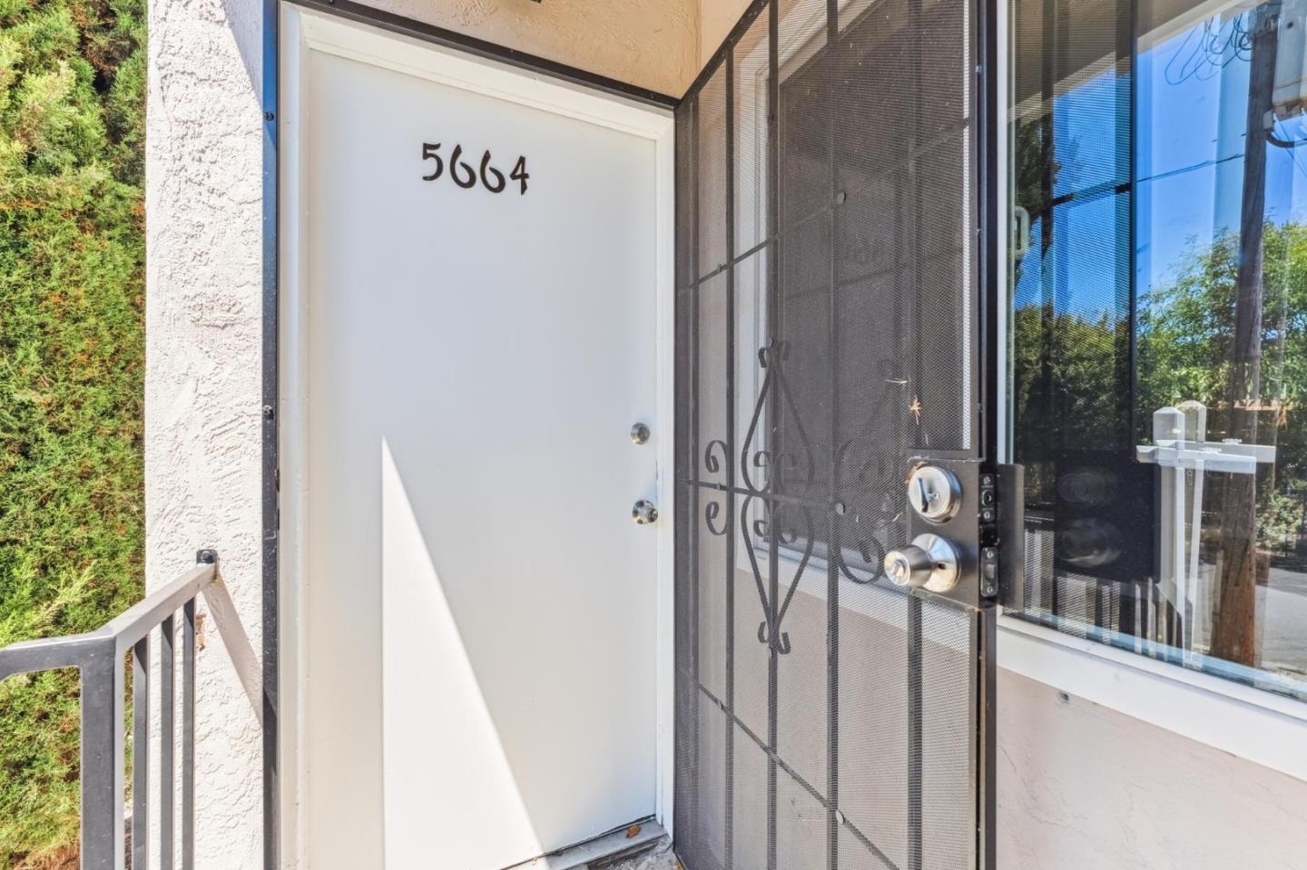 Detail Gallery Image 4 of 16 For 5664 Gaskill St, Oakland,  CA 94608 - – Beds | – Baths